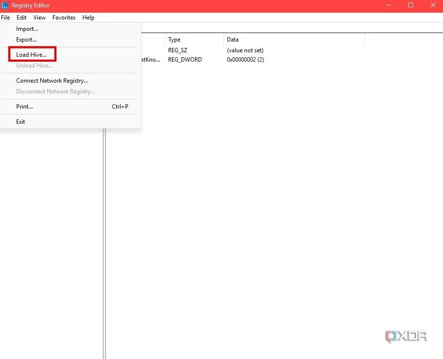 Nút 'Load Hive' trong menu File của Registry Editor, được sử dụng để tải tệp cài đặt