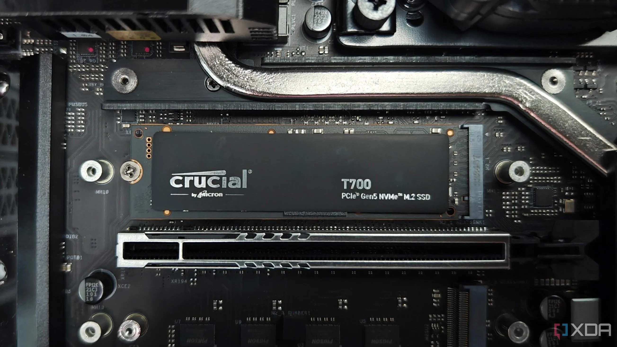 Ổ cứng Crucial T700 SSD NVMe PCIe Gen5 được lắp đặt trên bo mạch chủ với tản nhiệt