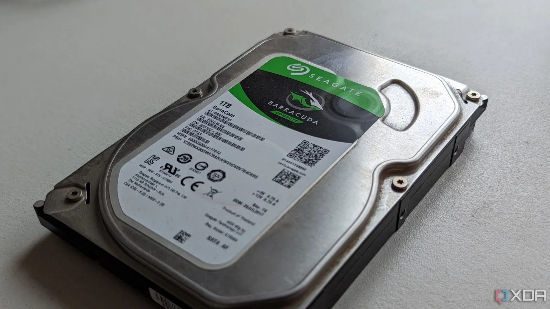 Ổ cứng HDD Seagate 1TB, minh họa cho lựa chọn lưu trữ kém hiệu quả ban đầu.