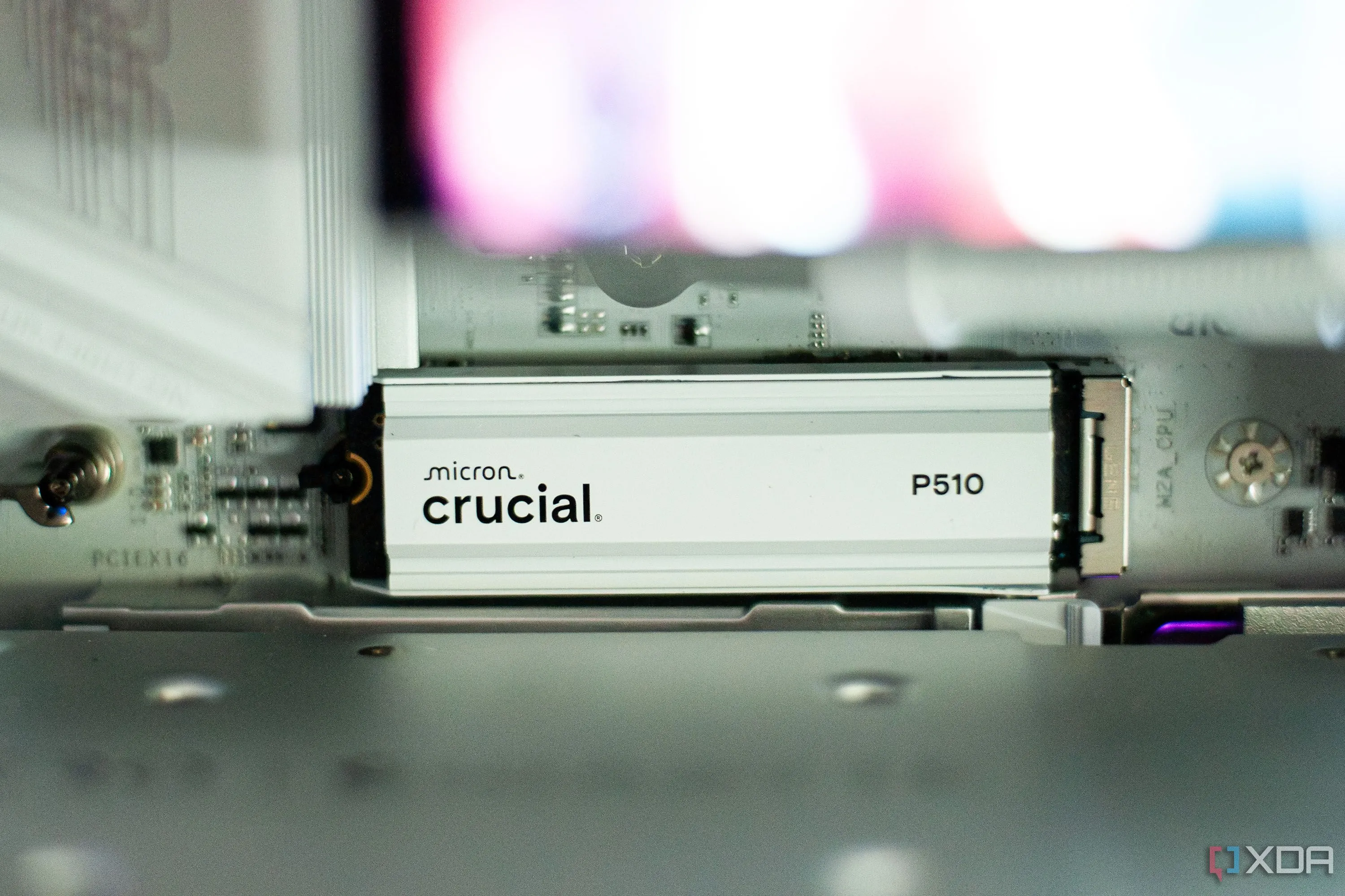 Ổ cứng SSD Crucial P510 với tản nhiệt được lắp đặt trong bộ máy tính PC, cho thấy giải pháp tản nhiệt hiệu quả của Gen 5