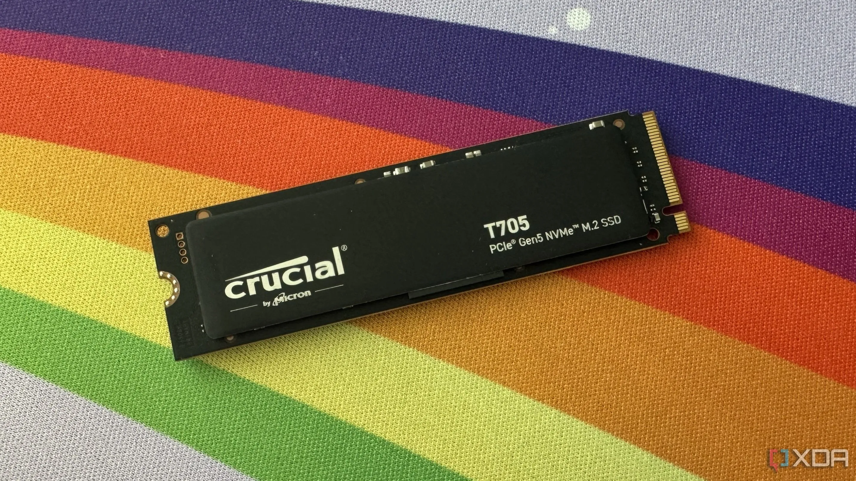 Ổ cứng SSD Crucial T705 trên bàn di chuột cầu vồng