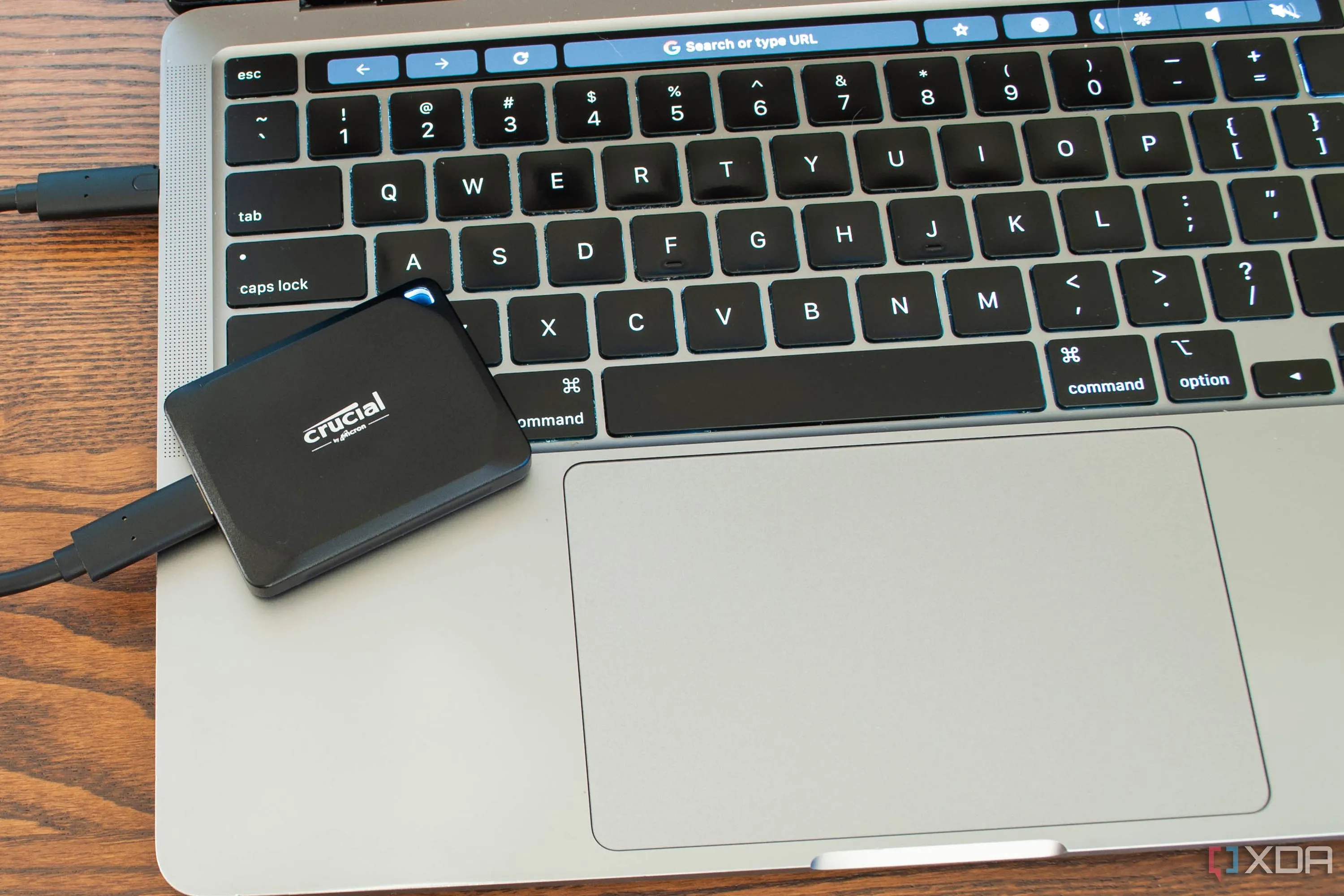 Ổ cứng SSD di động Crucial X10 Pro nhỏ gọn đặt trên một chiếc laptop, tiện lợi cho làm việc đa thiết bị.