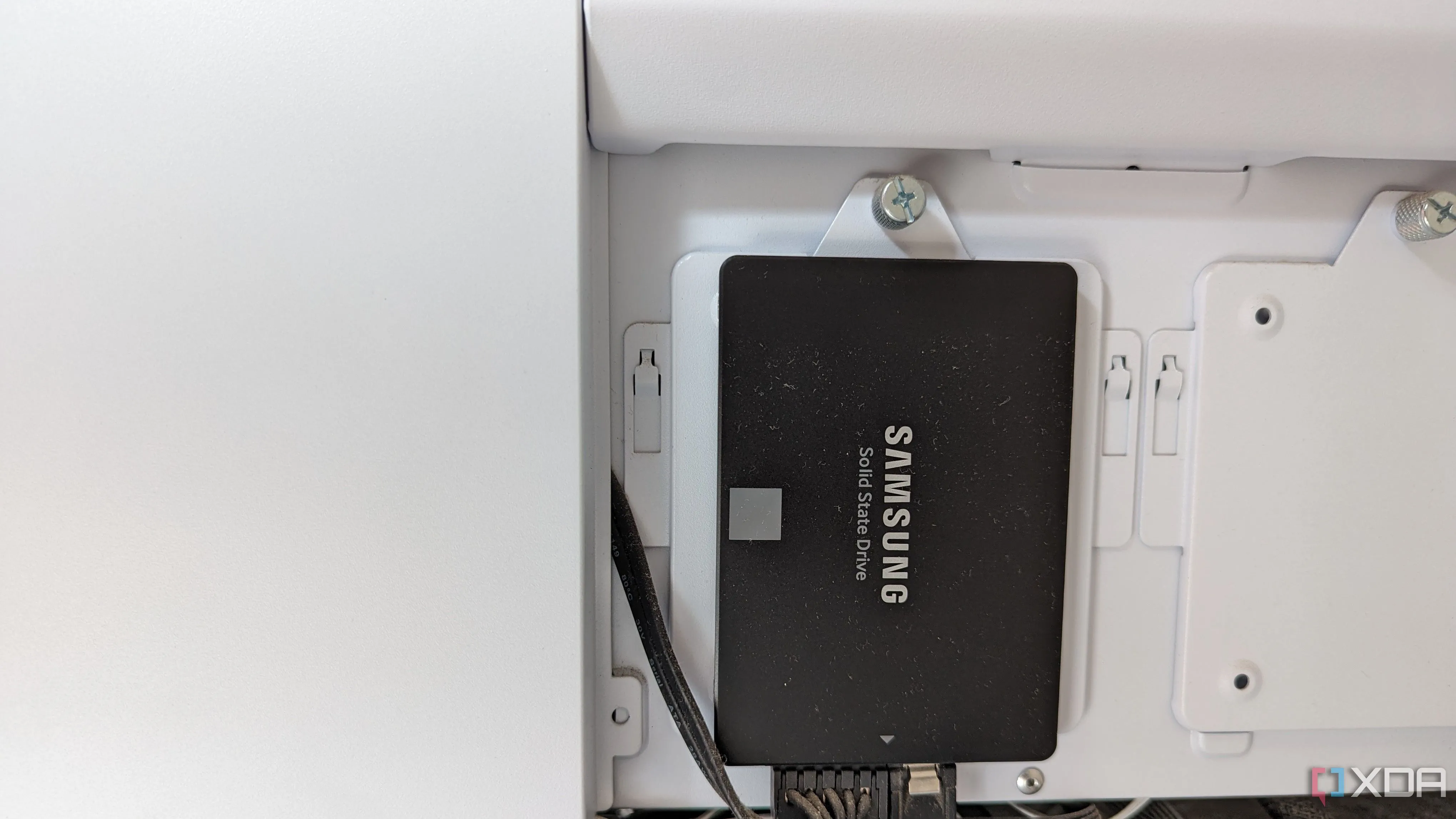 Ổ cứng SSD Samsung 860 EVO 250GB màu đen được lắp đặt trong vỏ máy tính màu trắng, minh họa linh kiện giúp tăng tốc độ PC