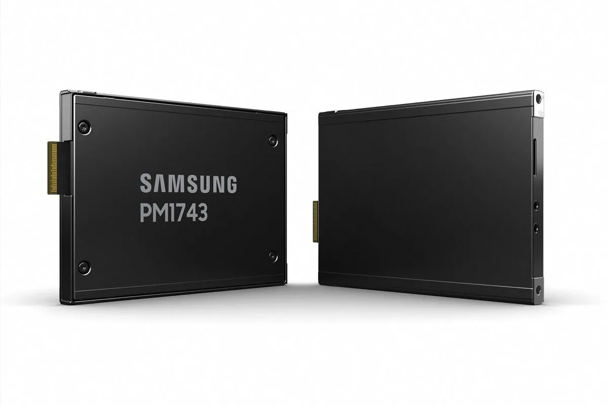 Ổ cứng SSD Samsung PM1743, một sản phẩm thuộc dòng SSD cấp doanh nghiệp, nổi bật với thiết kế bền bỉ.