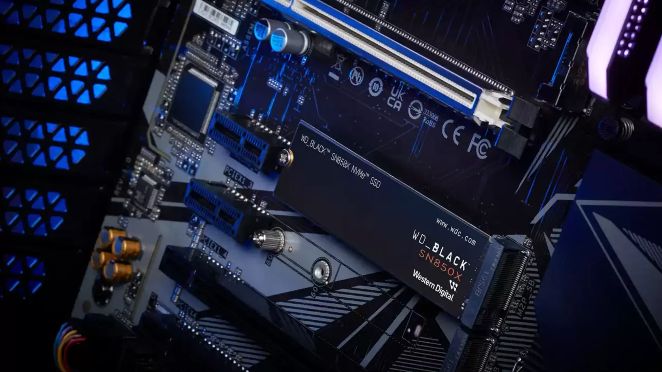 Ổ cứng SSD WD_BLACK SN850X NVMe 8TB gắn trên bo mạch chủ