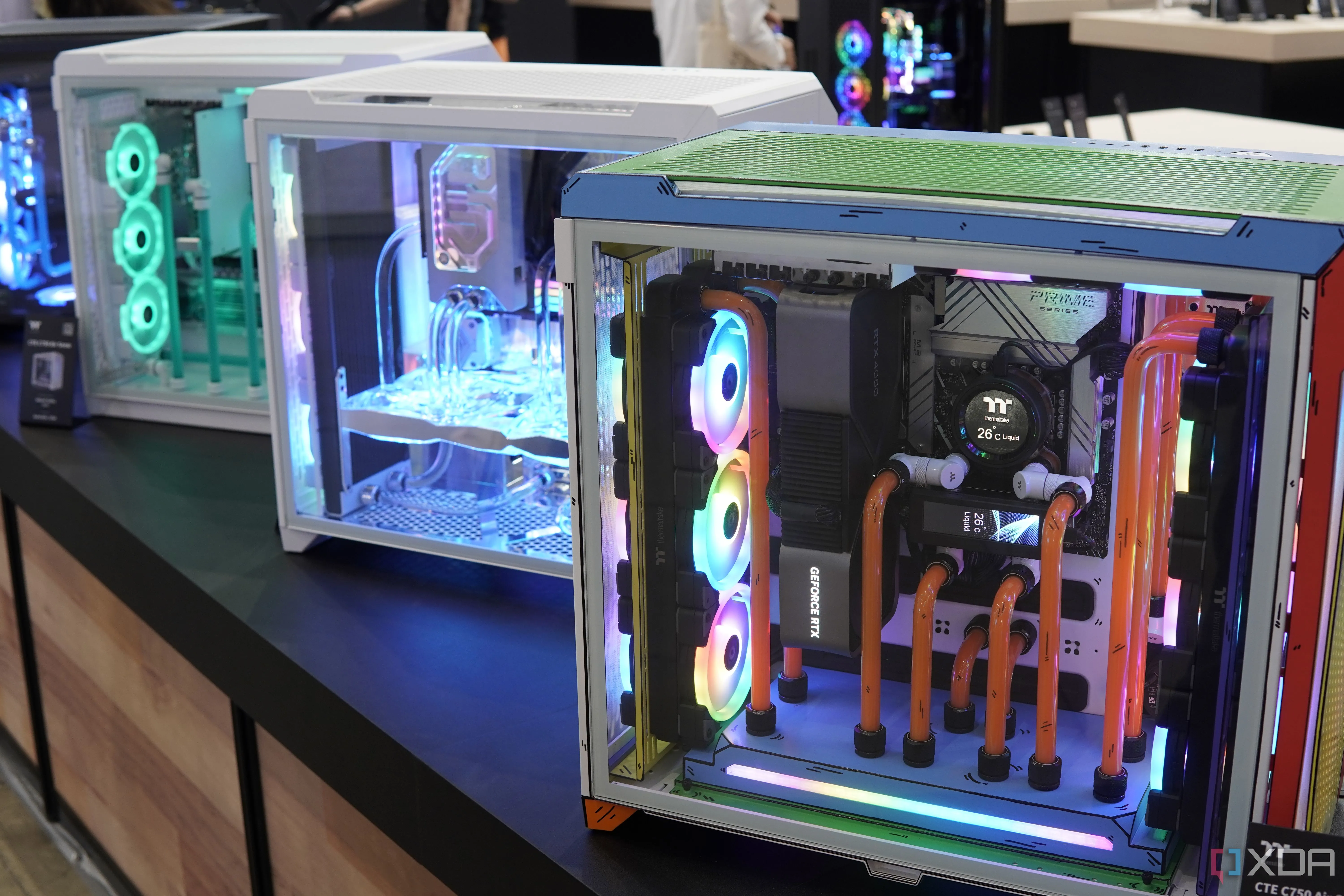 PC gaming custom với hệ thống tản nhiệt nước màu cam trong vỏ case Thermaltake