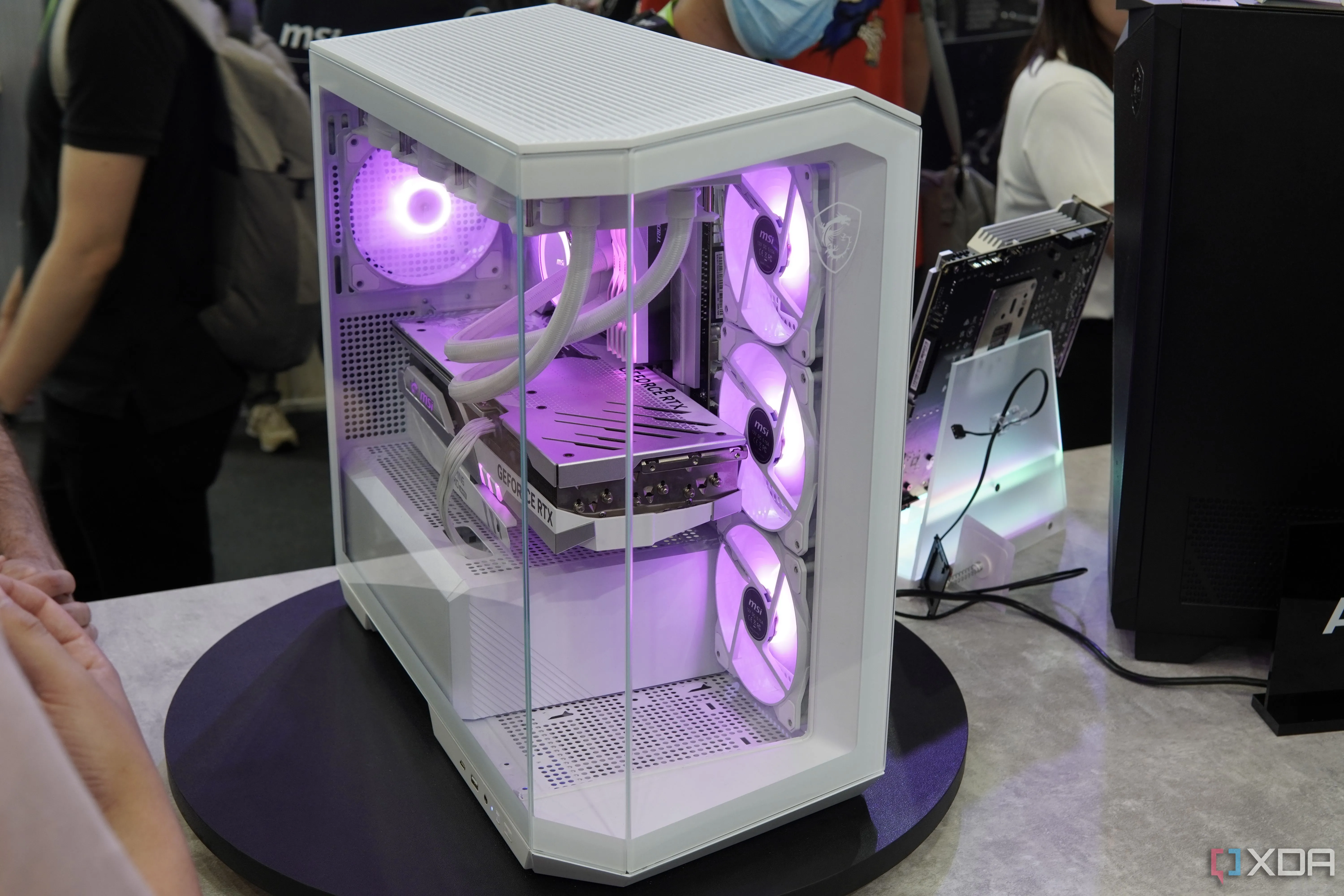 PC gaming MSI với vỏ case trắng và tấm kính cường lực