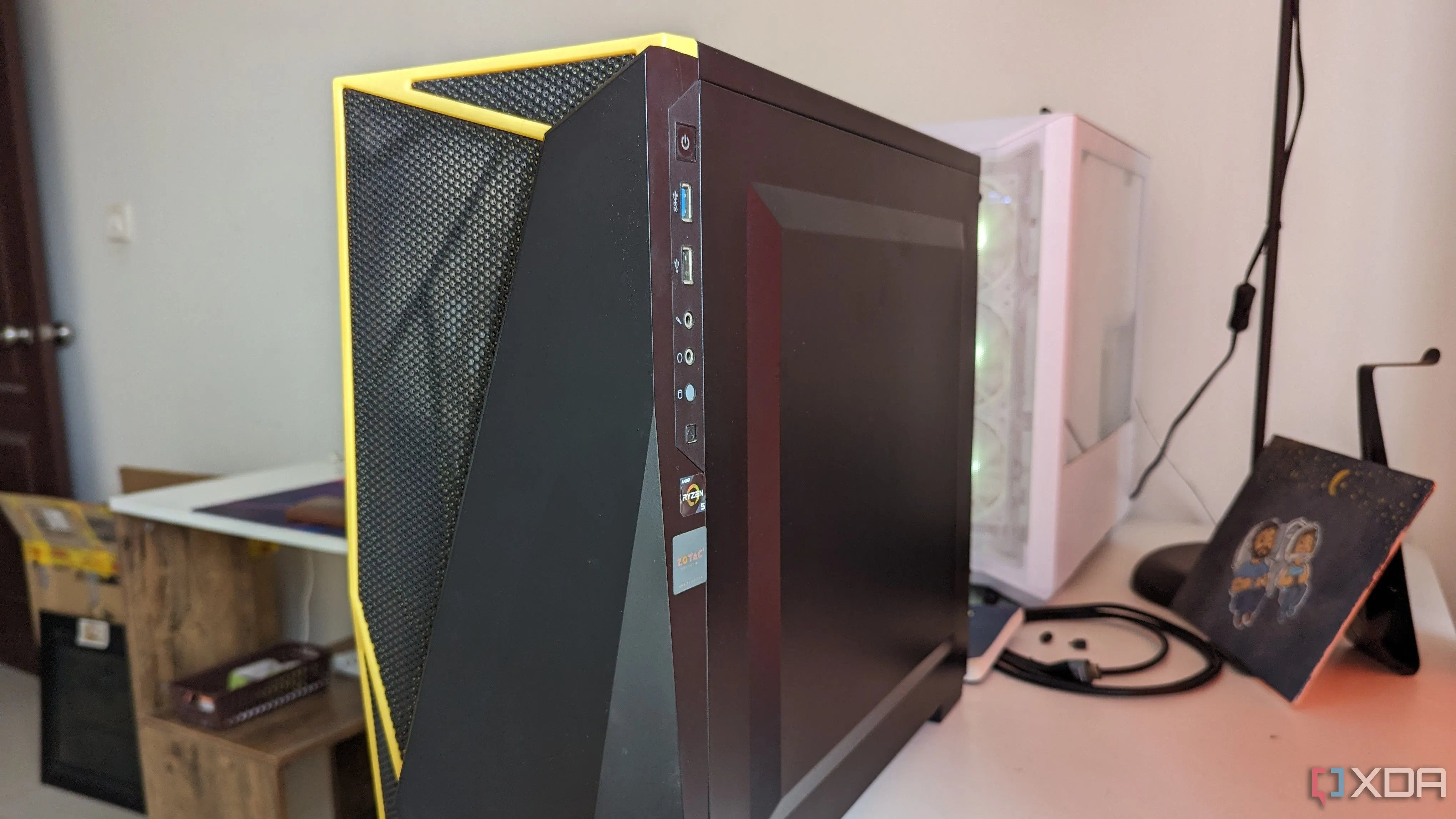 PC gaming với vỏ case màu đen và đèn LED
