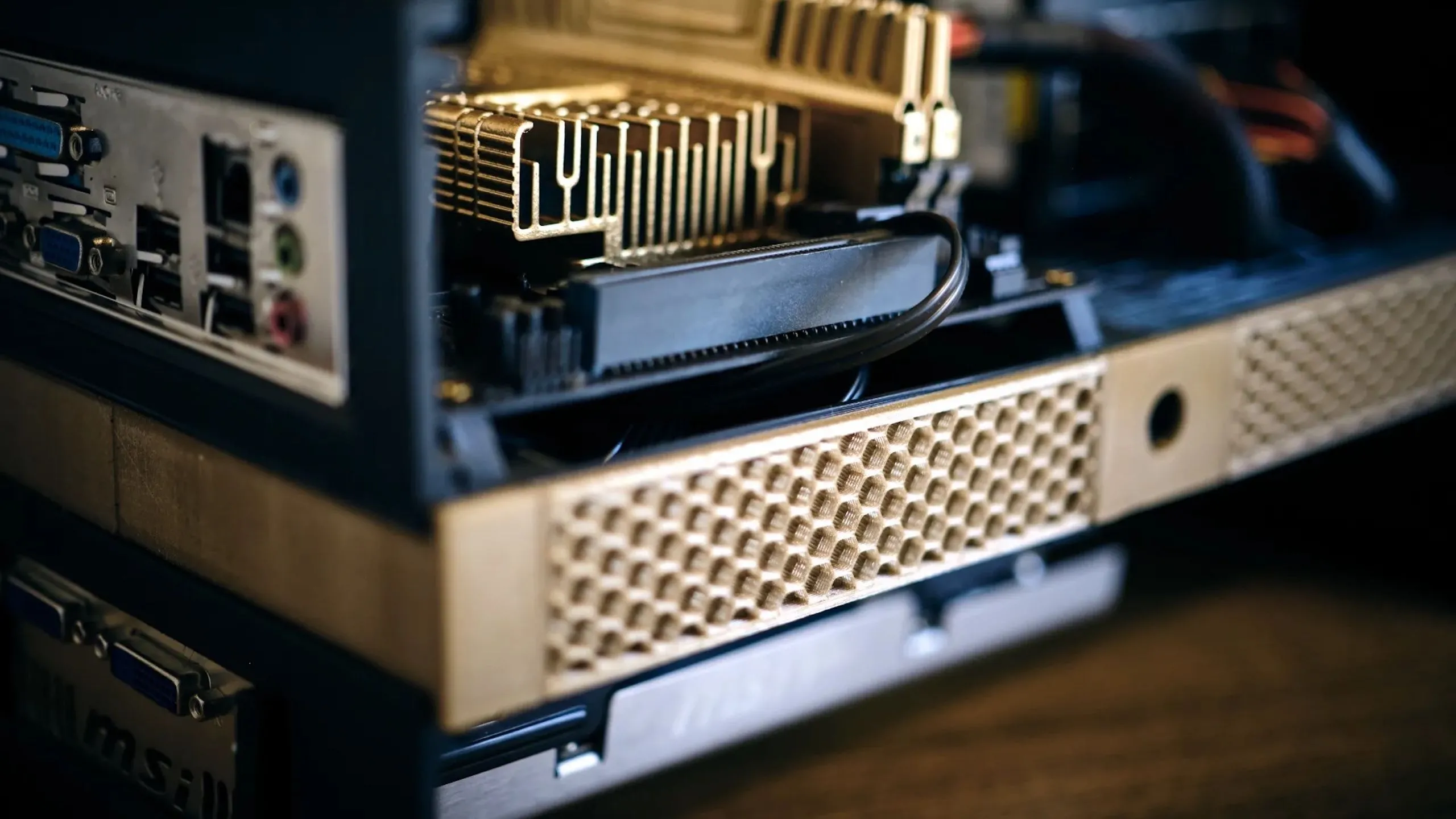 Phụ kiện in 3D đa năng giúp bàn làm việc công nghệ gọn gàng