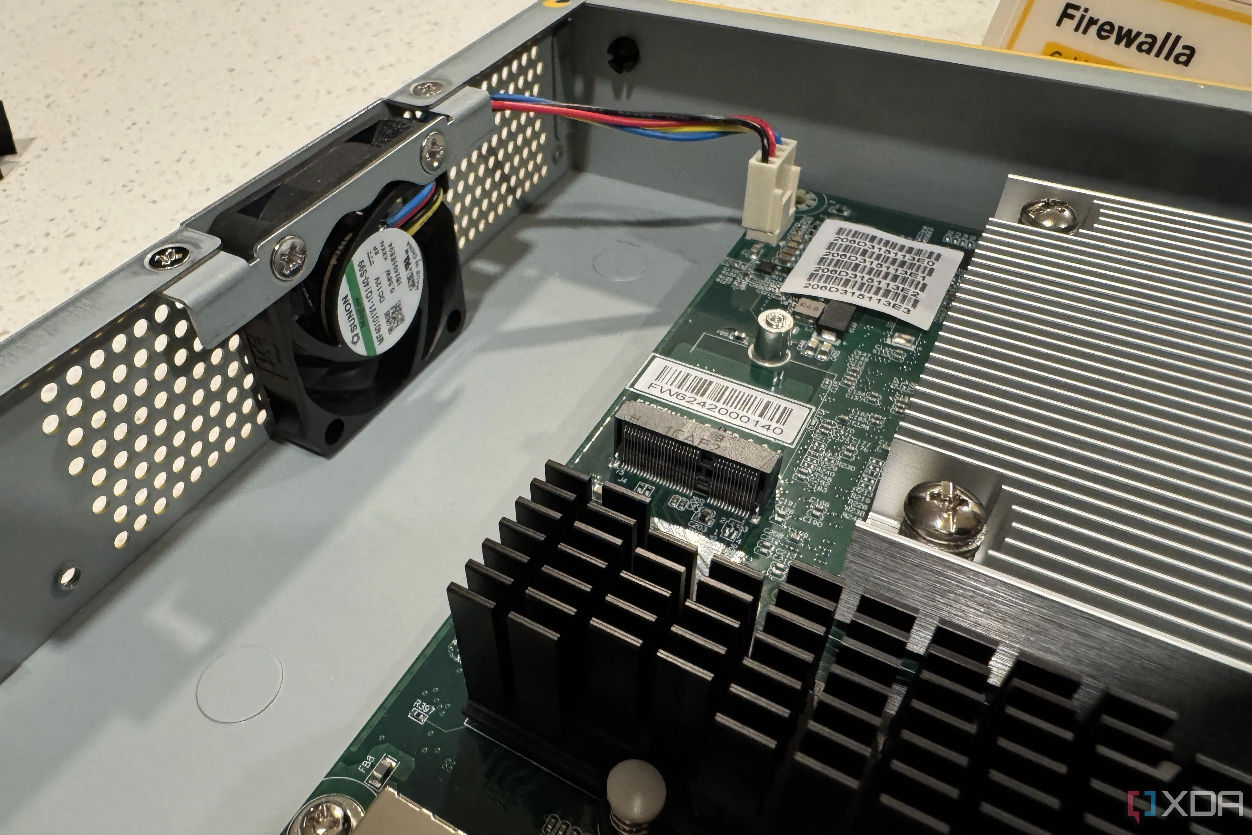 Quạt tản nhiệt bên trong một thiết bị Firewalla Gold Pro, minh họa tầm quan trọng của việc tùy chỉnh đường cong quạt (fan curve)
