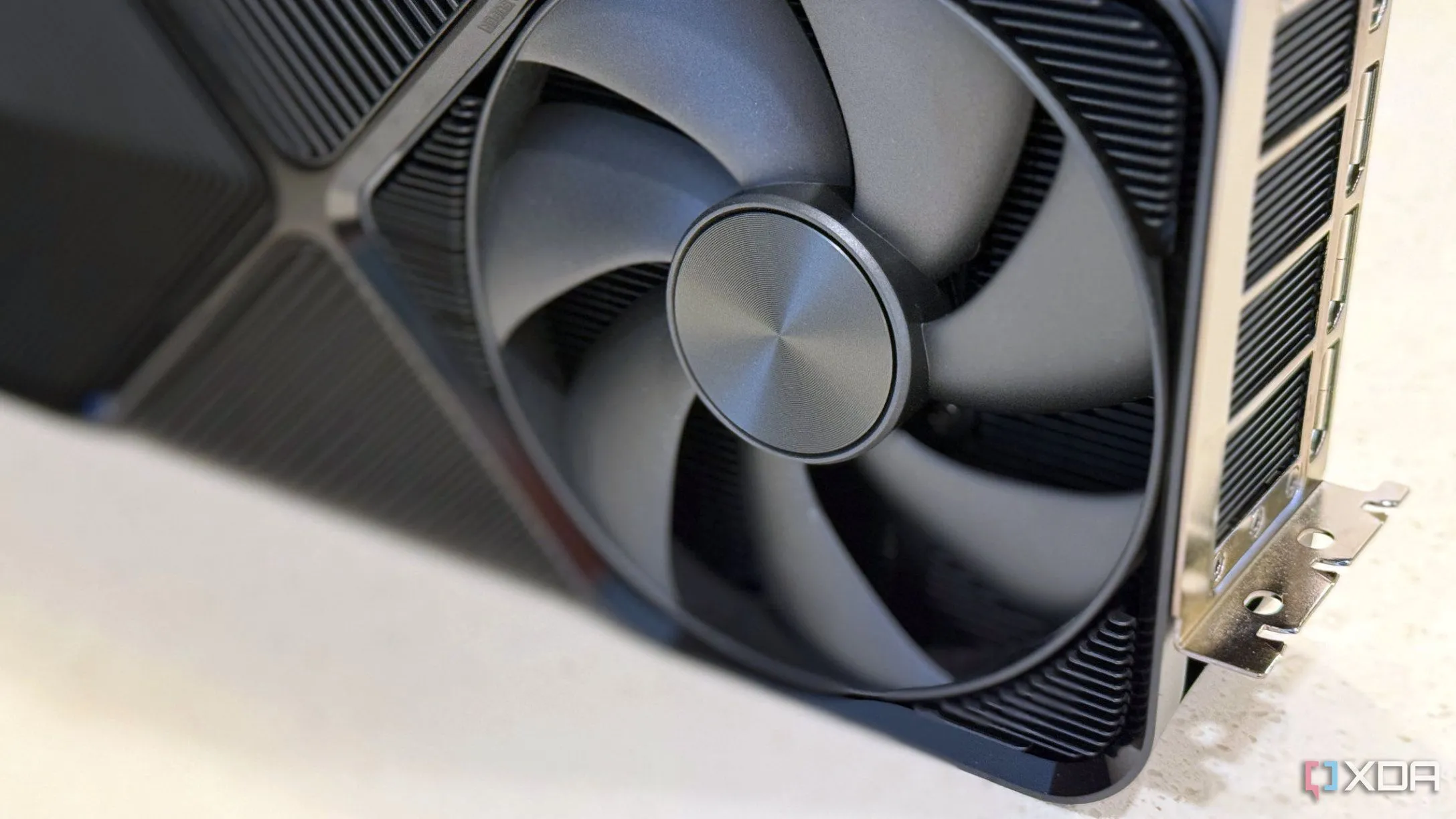 Quạt tản nhiệt của card đồ họa Nvidia GeForce RTX 4080 Super FE
