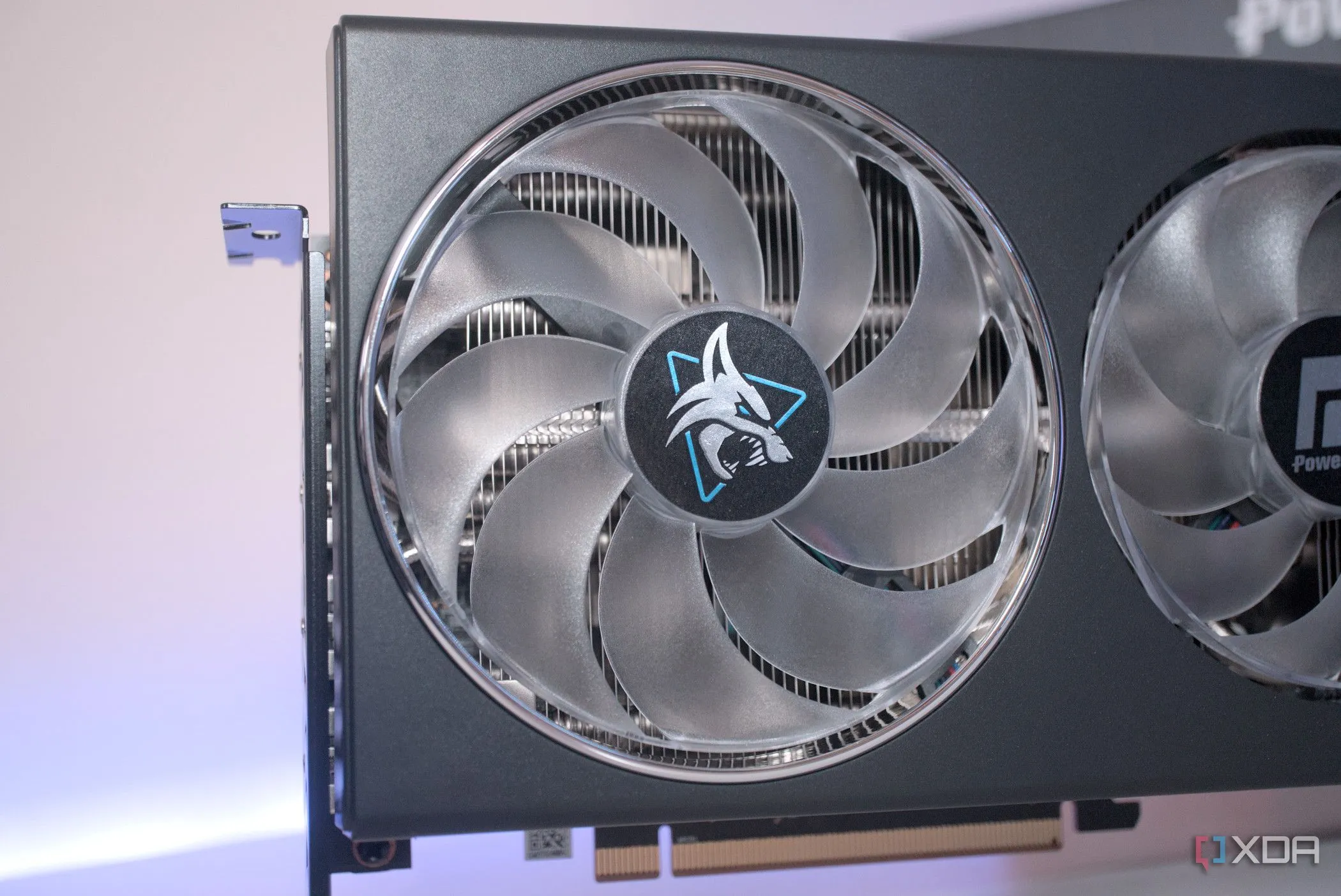 Quạt tản nhiệt của card đồ họa PowerColor Hellhound Radeon RX 7900 GRE