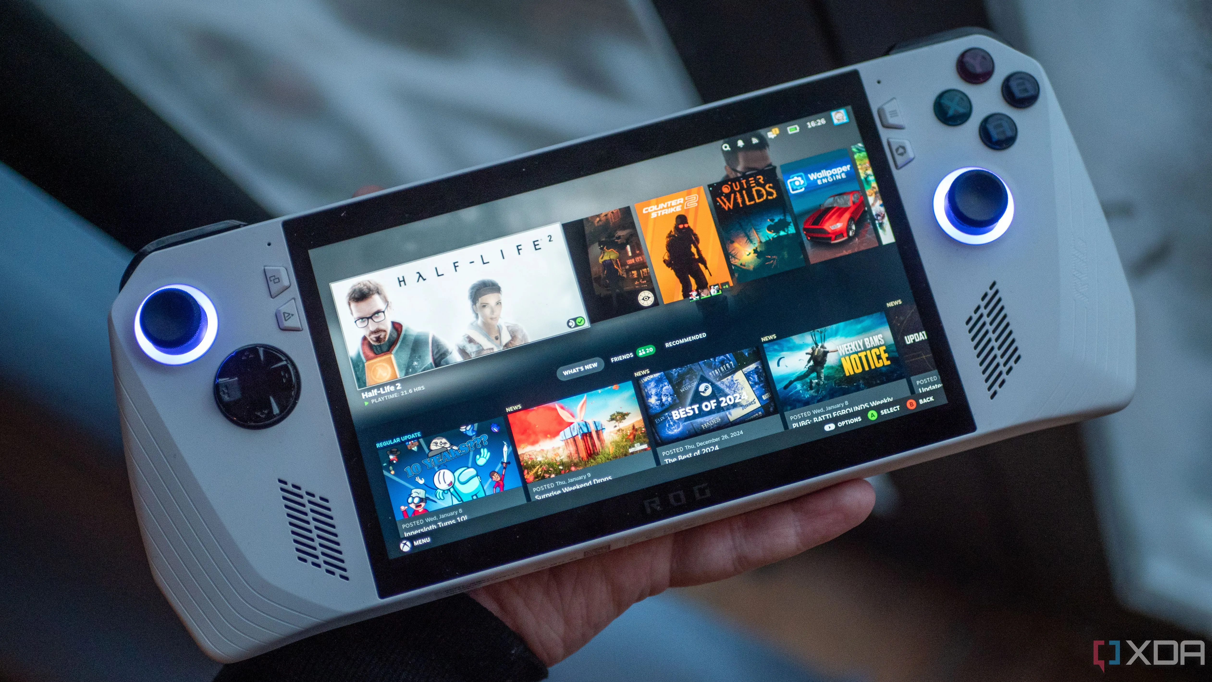 ROG Ally chạy Bazzite, hiển thị giao diện Steam, minh họa SteamOS 3 trên PC chơi game cầm tay