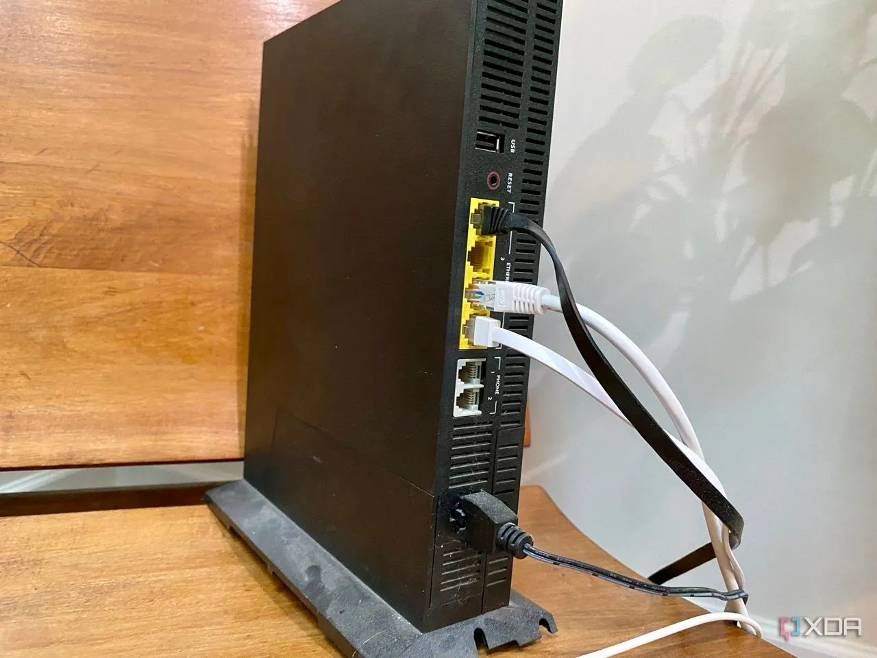 Router cáp quang cũ với các cổng điện thoại, Ethernet và ONT, minh họa các thiết bị do nhà mạng cung cấp thường lỗi thời và ít tính năng.