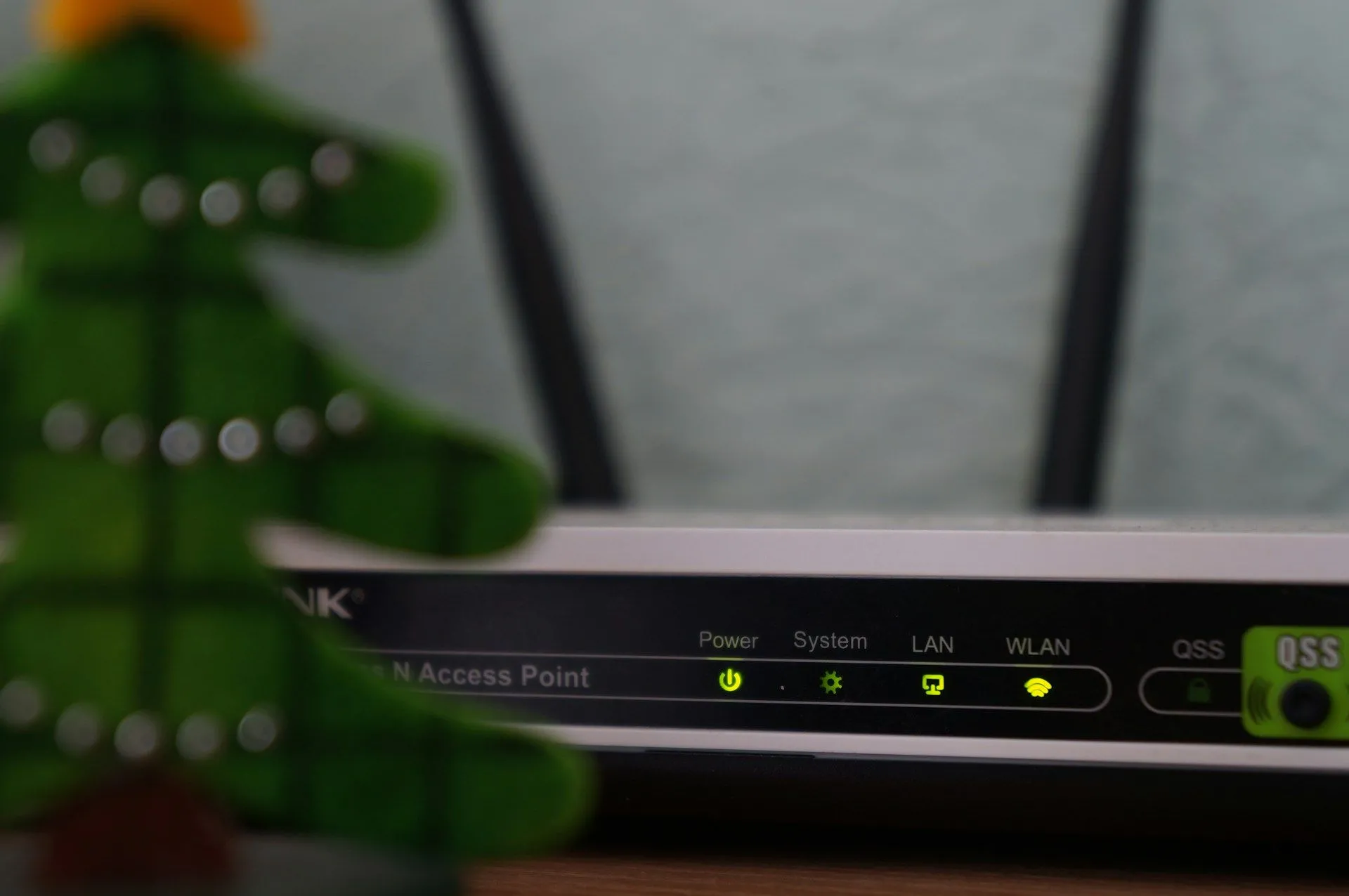 Router gia đình đang hoạt động với tất cả đèn tín hiệu đều sáng, cho thấy thiết bị đang cố gắng duy trì kết nối ổn định trong môi trường gia đình.