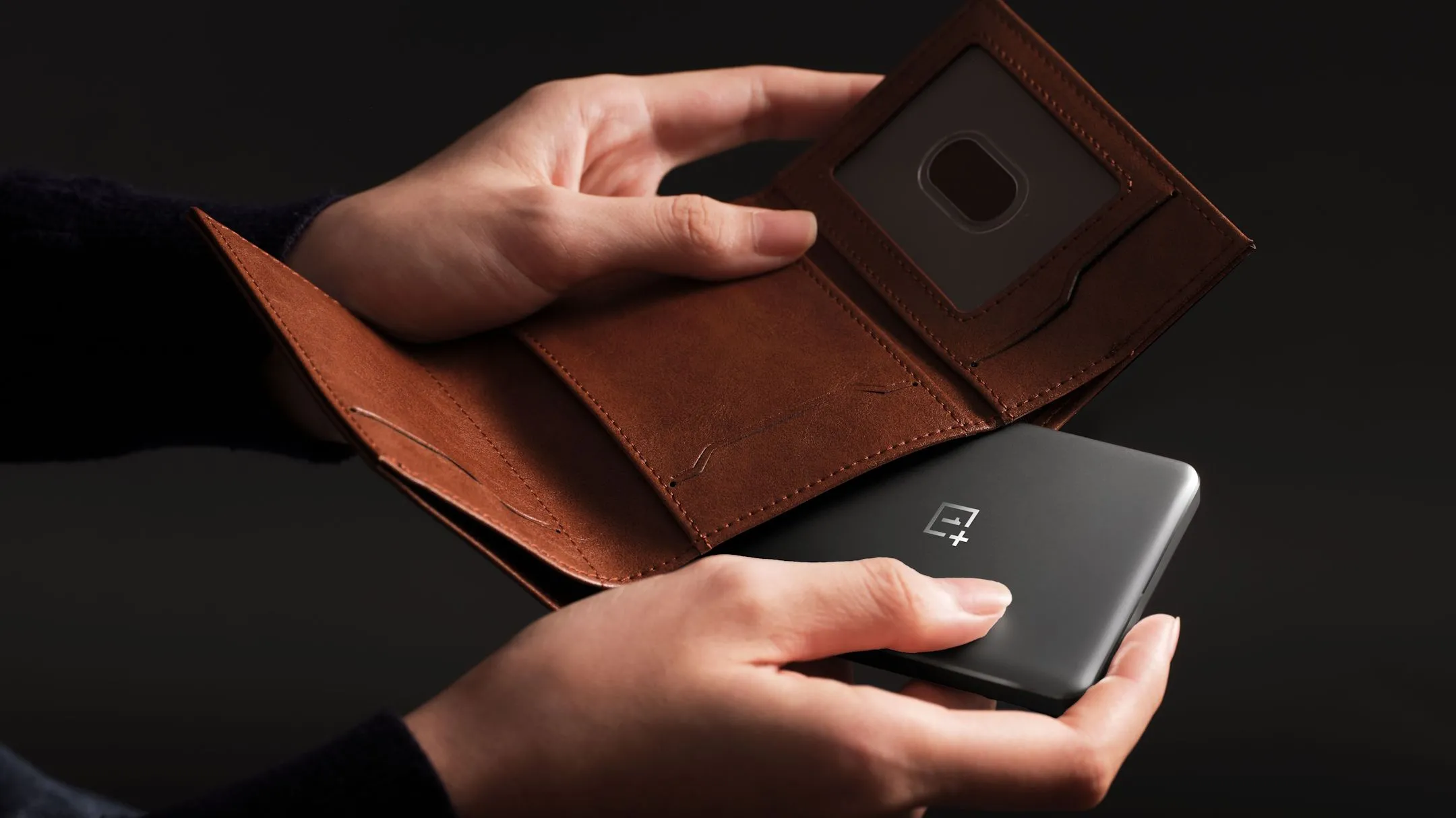 Sạc dự phòng nam châm OnePlus Slim màu đen với thiết kế mỏng gọn, thể hiện sự đa dạng sản phẩm của OnePlus