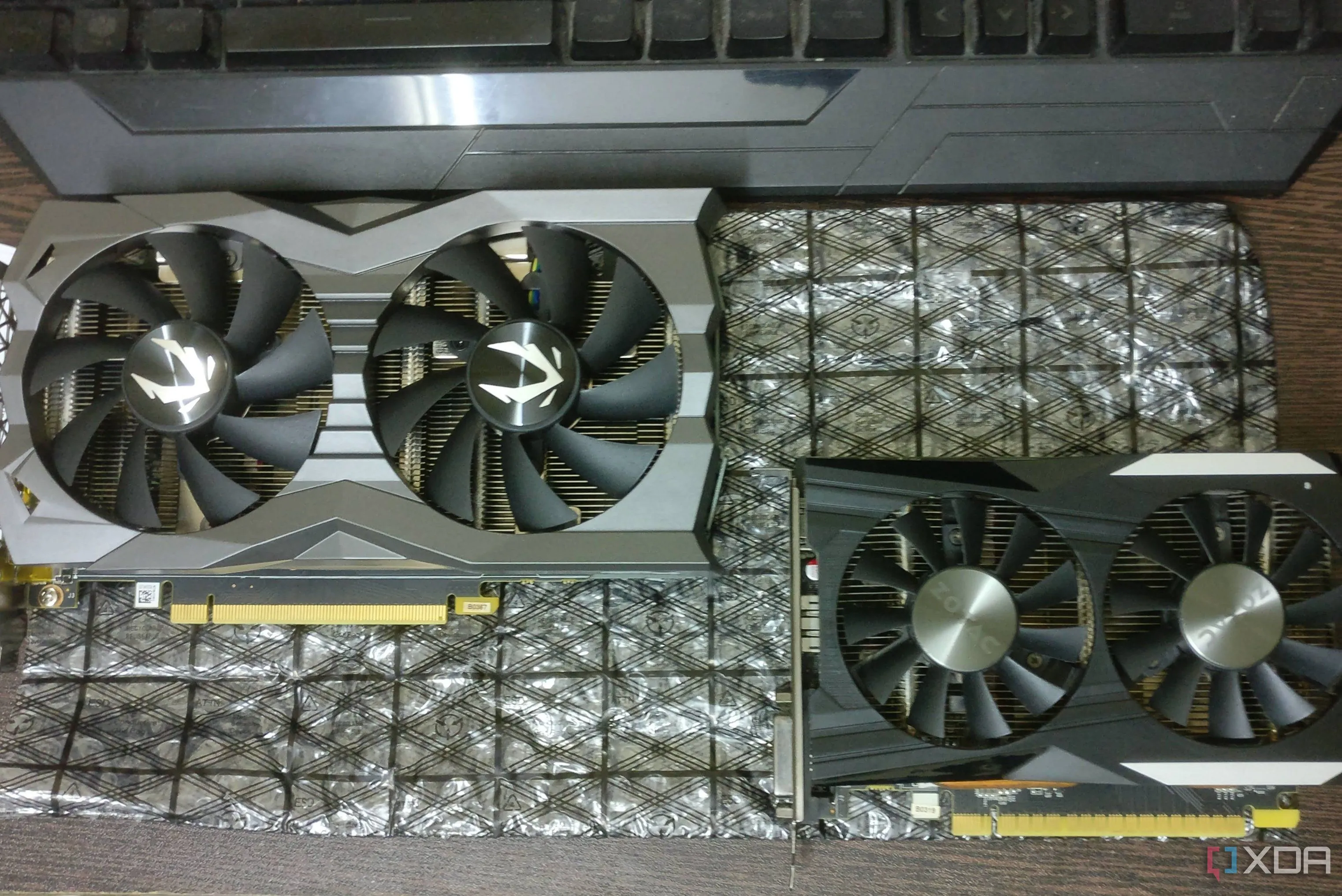 So sánh card đồ họa NVIDIA GeForce GTX 1660 Ti và GTX 1050 Ti trên bàn làm việc.