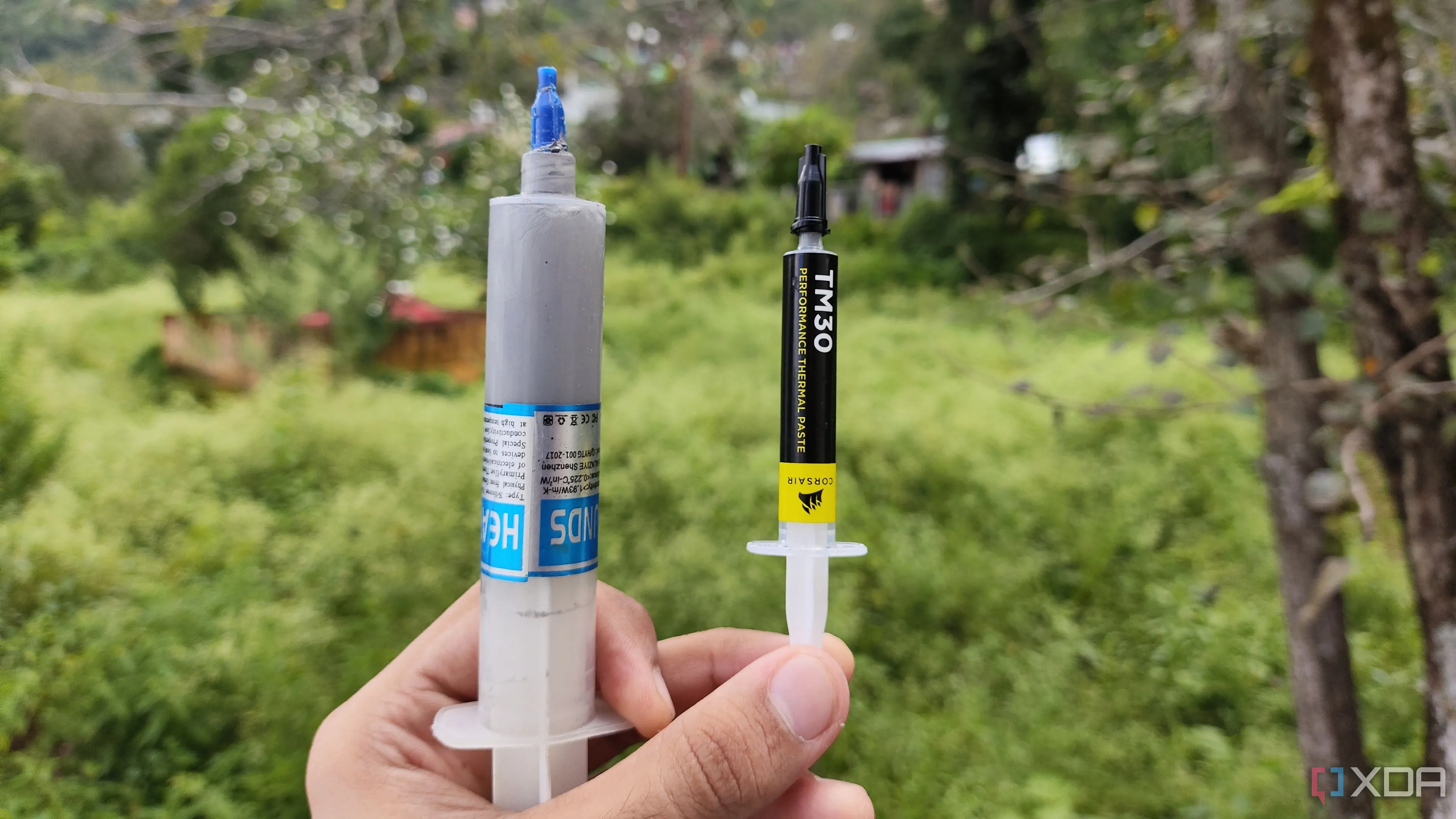 So sánh keo tản nhiệt không thương hiệu và keo tản nhiệt Corsair TM30 chất lượng, minh họa sự khác biệt giữa các loại keo.