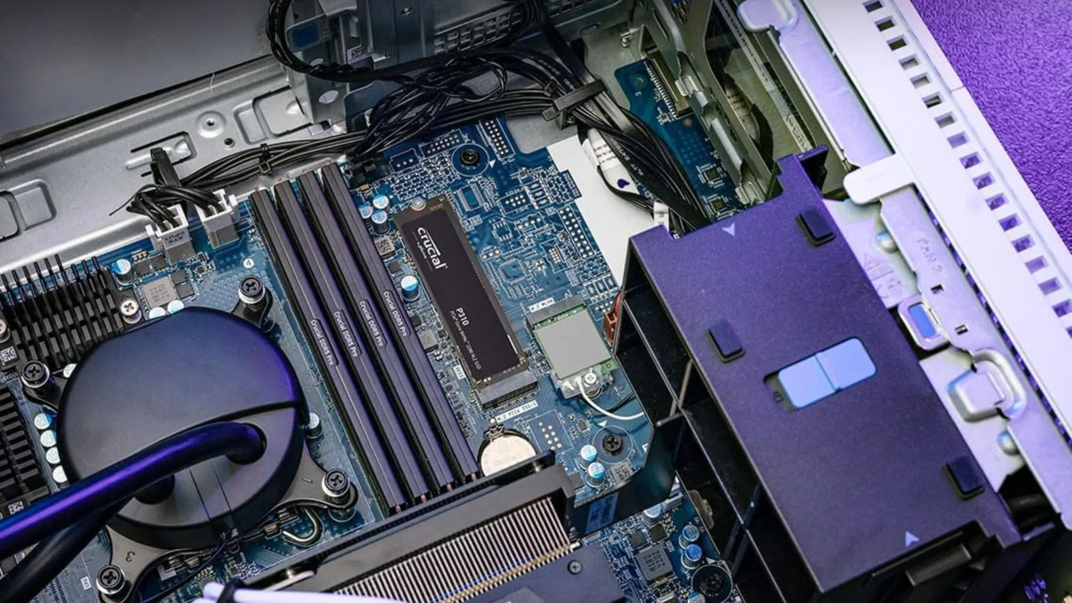 SSD Crucial P310 được lắp đặt trong máy tính để bàn nâng cấp hiệu năng