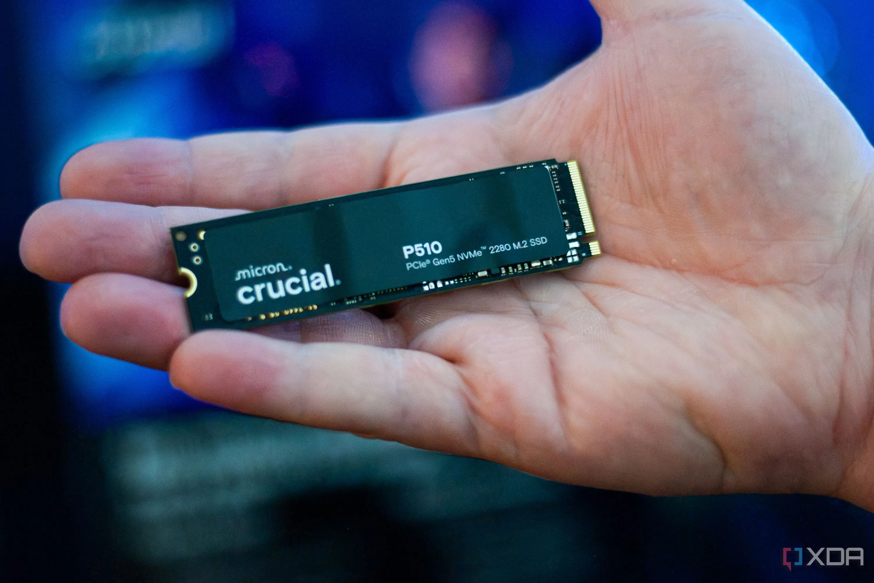 SSD Micron P150 PCIe Gen6 mẫu thử nghiệm đang được cầm trên tay