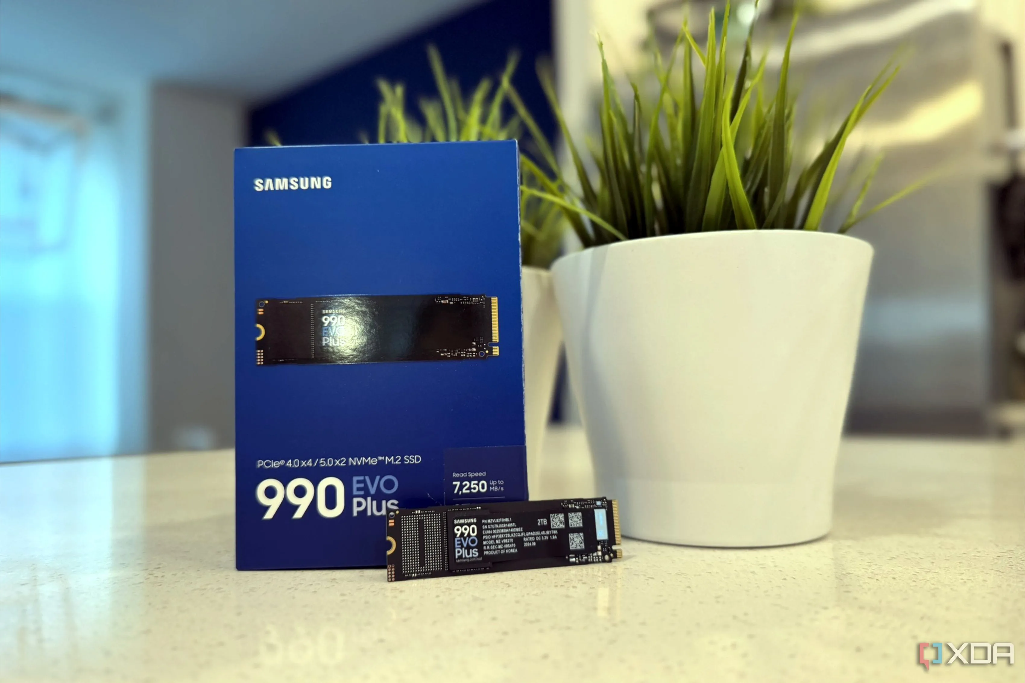 SSD Samsung 990 EVO Plus mới và hộp đặt trên mặt bàn, tượng trưng cho SSD tiêu dùng thông thường.