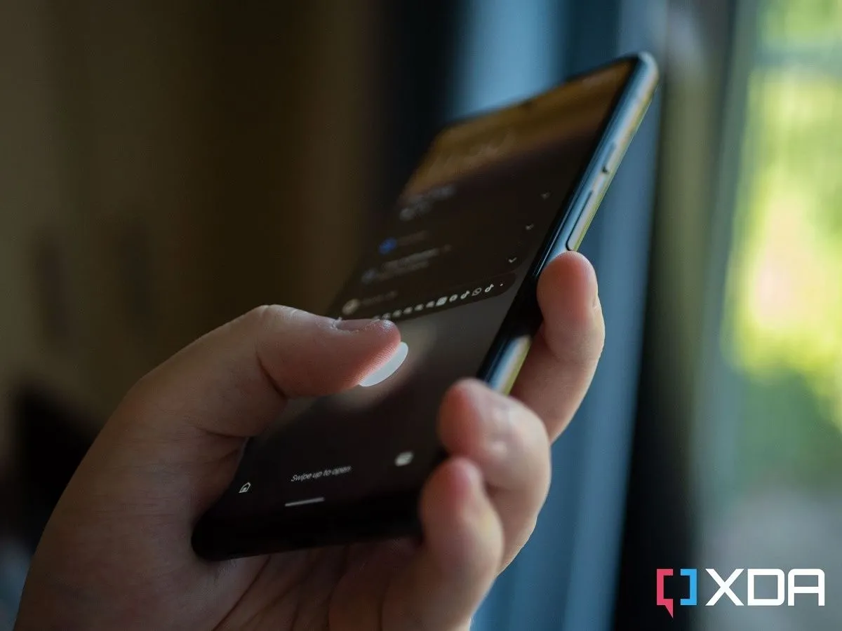 Sử dụng cảm biến vân tay trên Pixel 6a, minh họa sự phổ biến của game di động và tương tác trên smartphone.