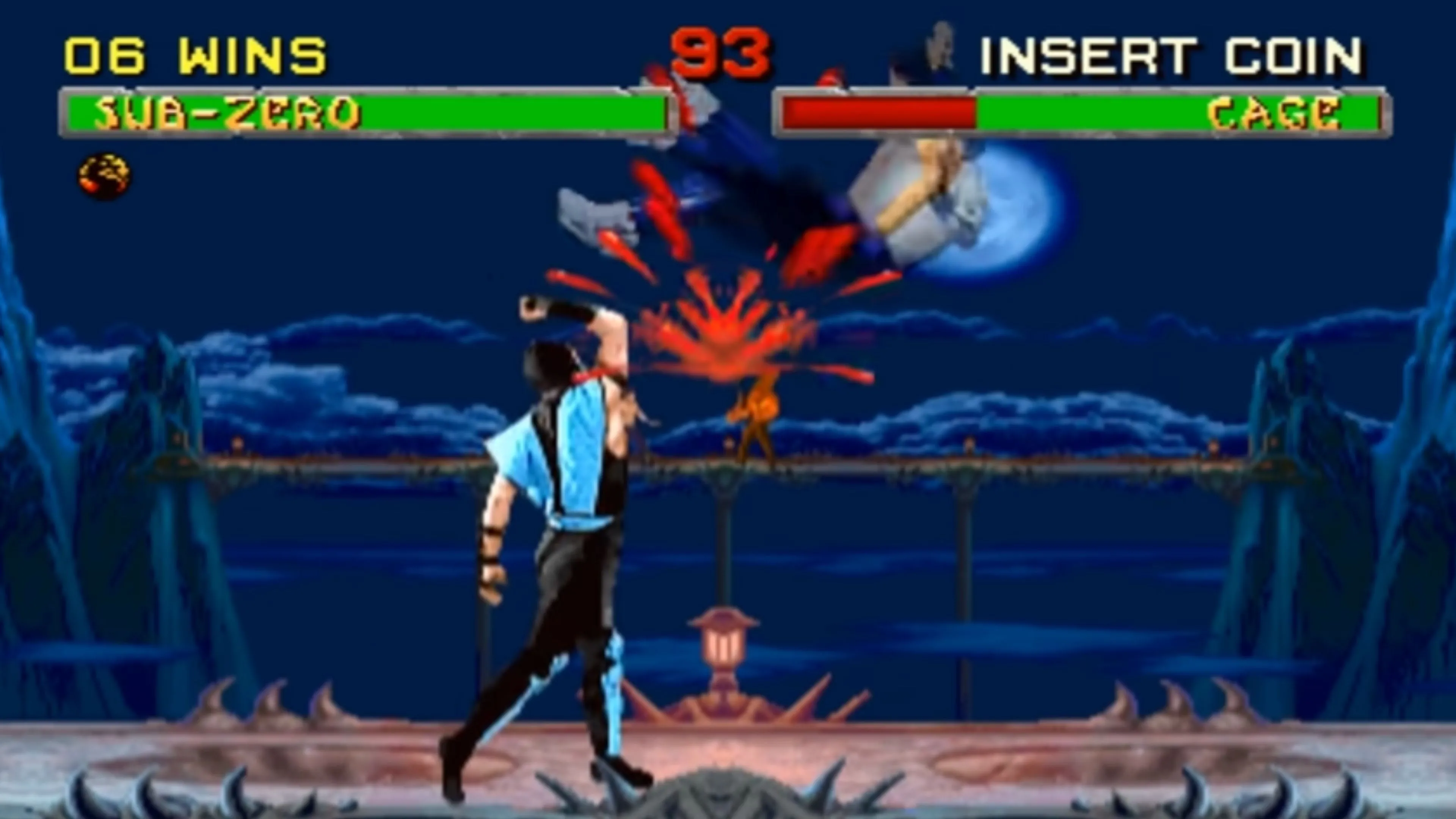 Sub-Zero và Johnny Cage giao đấu trong một trận chiến đẫm máu trong Mortal Kombat 2 trên Sega Genesis, thể hiện đồ họa mô phỏng diễn viên thực.