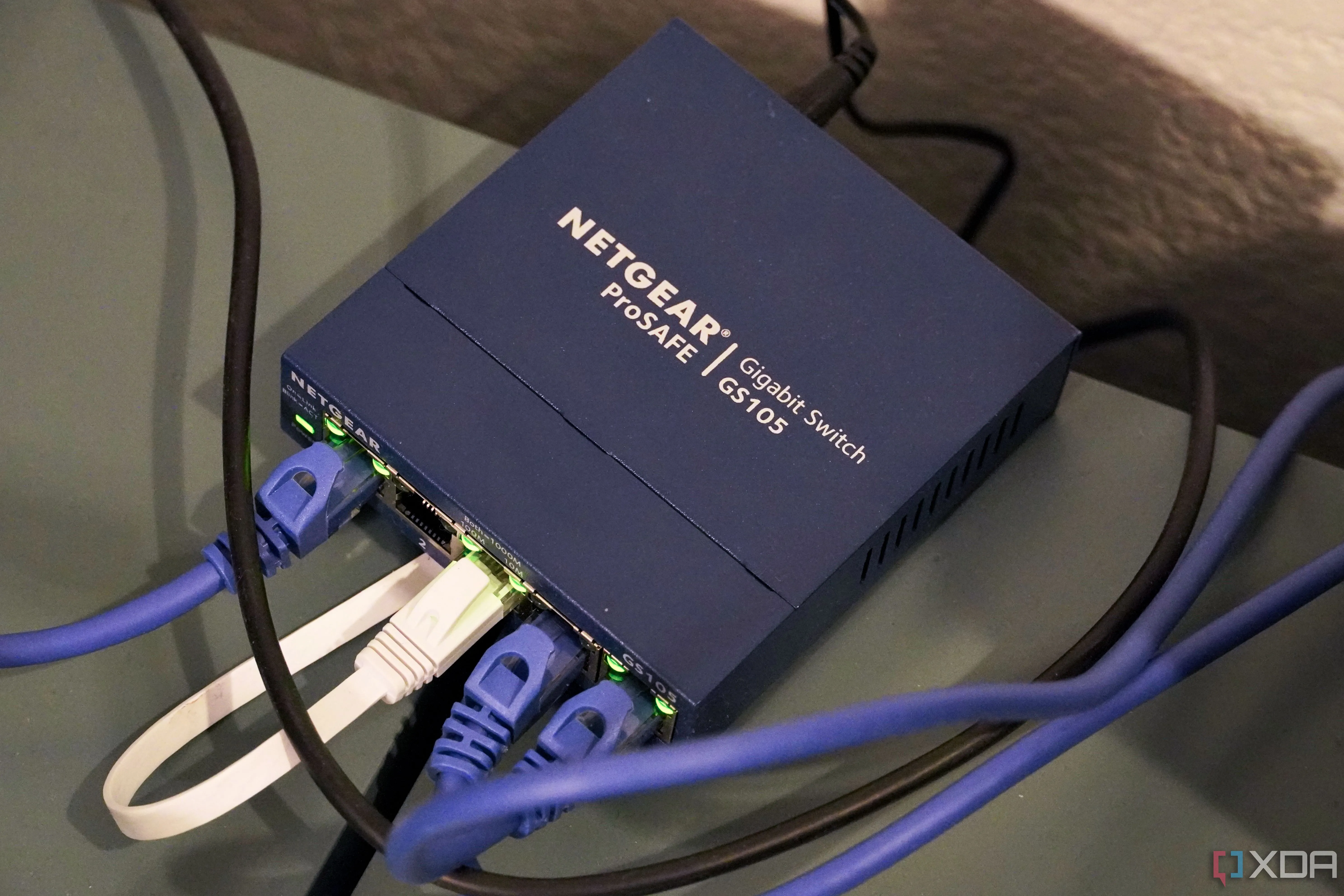 Switch Ethernet Netgear 5 cổng không quản lý, minh họa rào cản khi triển khai VLAN trong mạng gia đình
