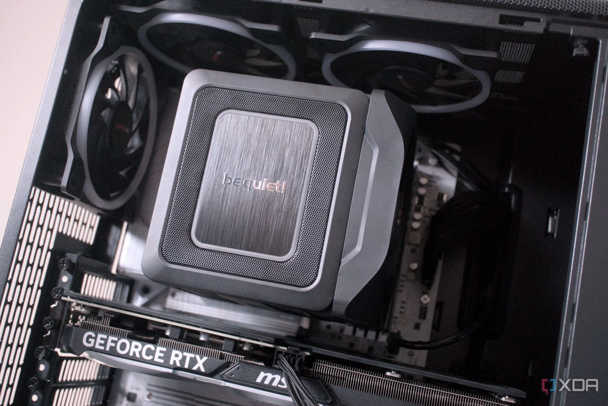 Tản nhiệt CPU be quiet! Dark Rock Elite lắp đặt bên trong thùng máy PC, thể hiện khả năng tương thích khi nâng cấp.