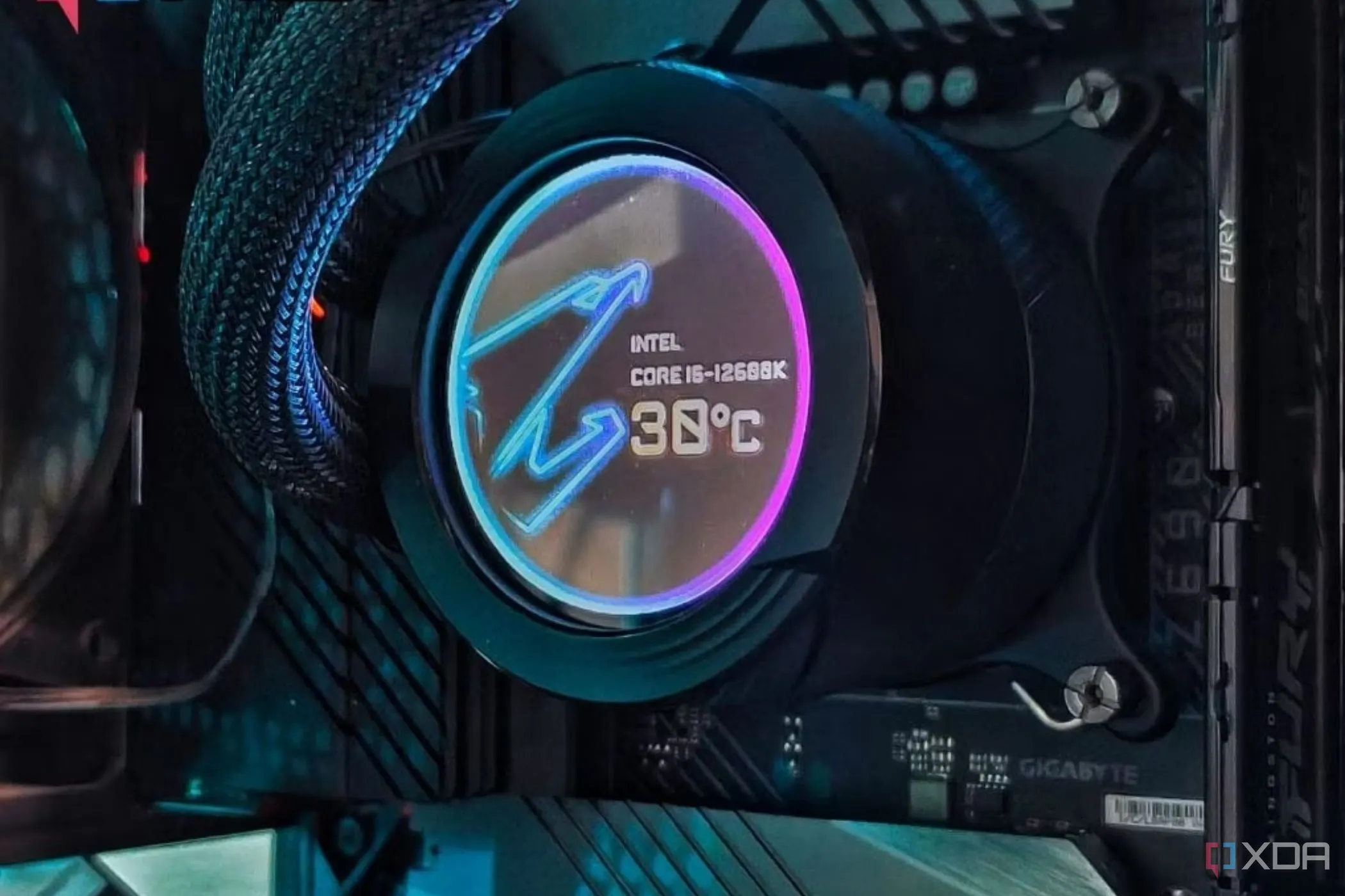 Tản nhiệt CPU Gigabyte hiển thị nhiệt độ bộ xử lý, minh họa việc theo dõi nhiệt độ CPU khi lắp PC mới