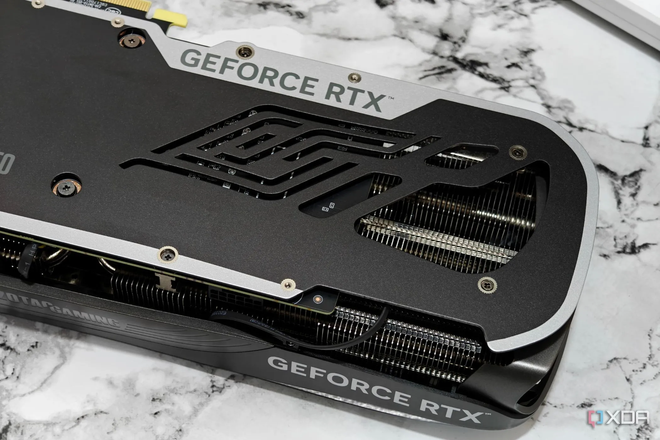 Tản nhiệt của card đồ họa Zotac Gaming GeForce RTX 4070 Super Trinity Black Edition, cho thấy cấu tạo bề mặt tiếp xúc cần keo tản nhiệt.