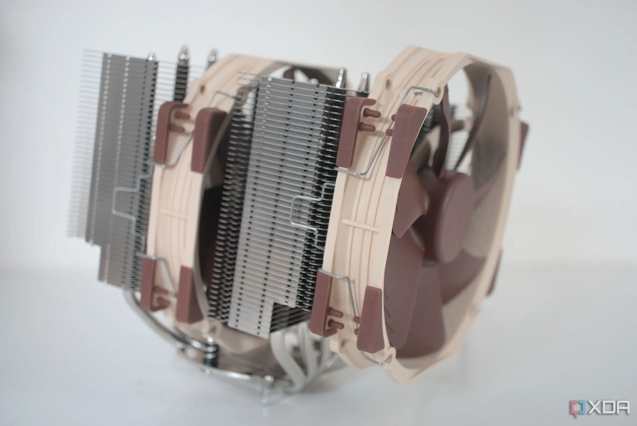 Tản nhiệt khí CPU Noctua NH-D15 từ một góc nghiêng, một giải pháp làm mát hiệu quả cho bộ vi xử lý