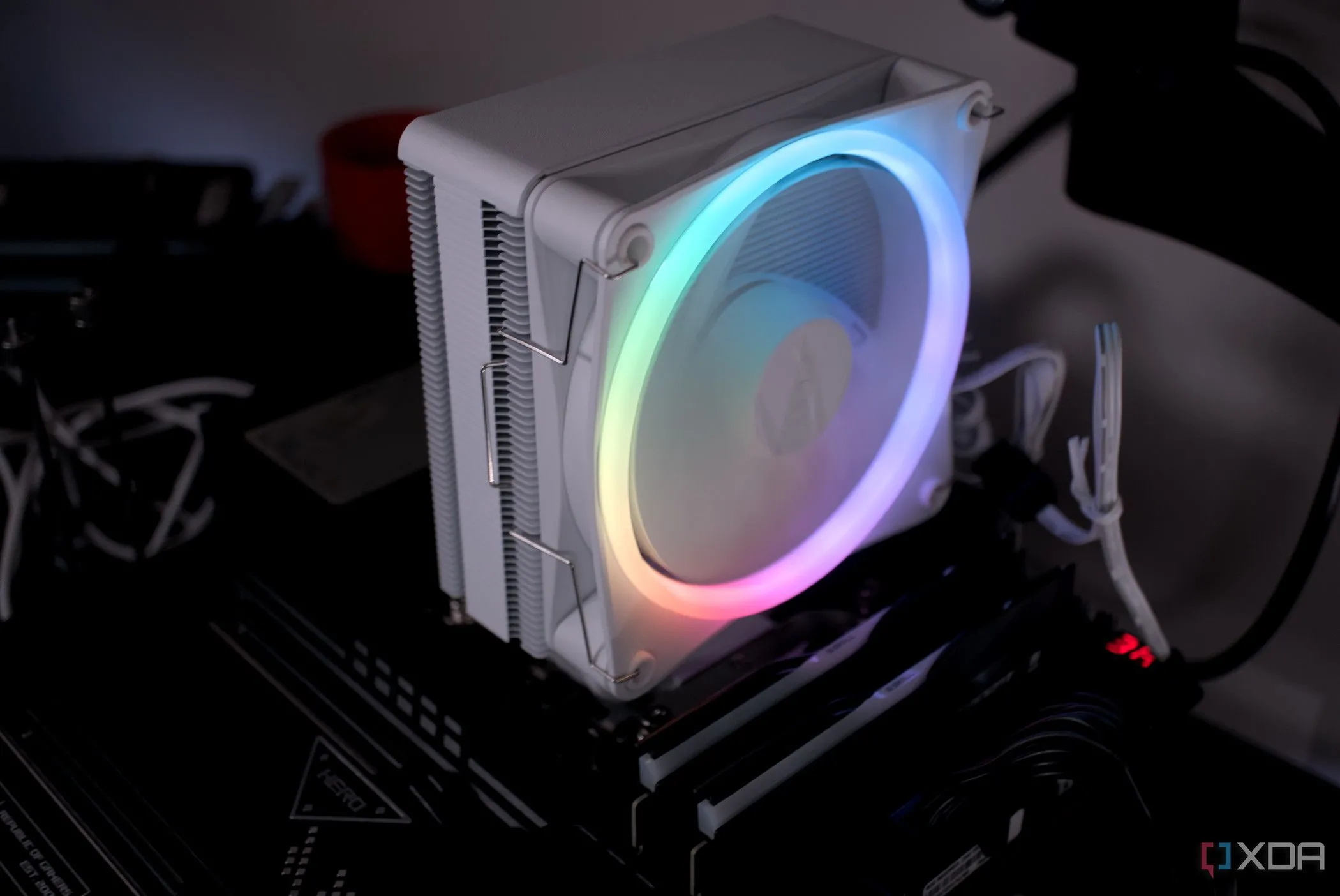 Tản nhiệt khí NZXT T120 RGB được gắn trên bo mạch chủ, đảm bảo CPU hoạt động mát mẻ và ổn định