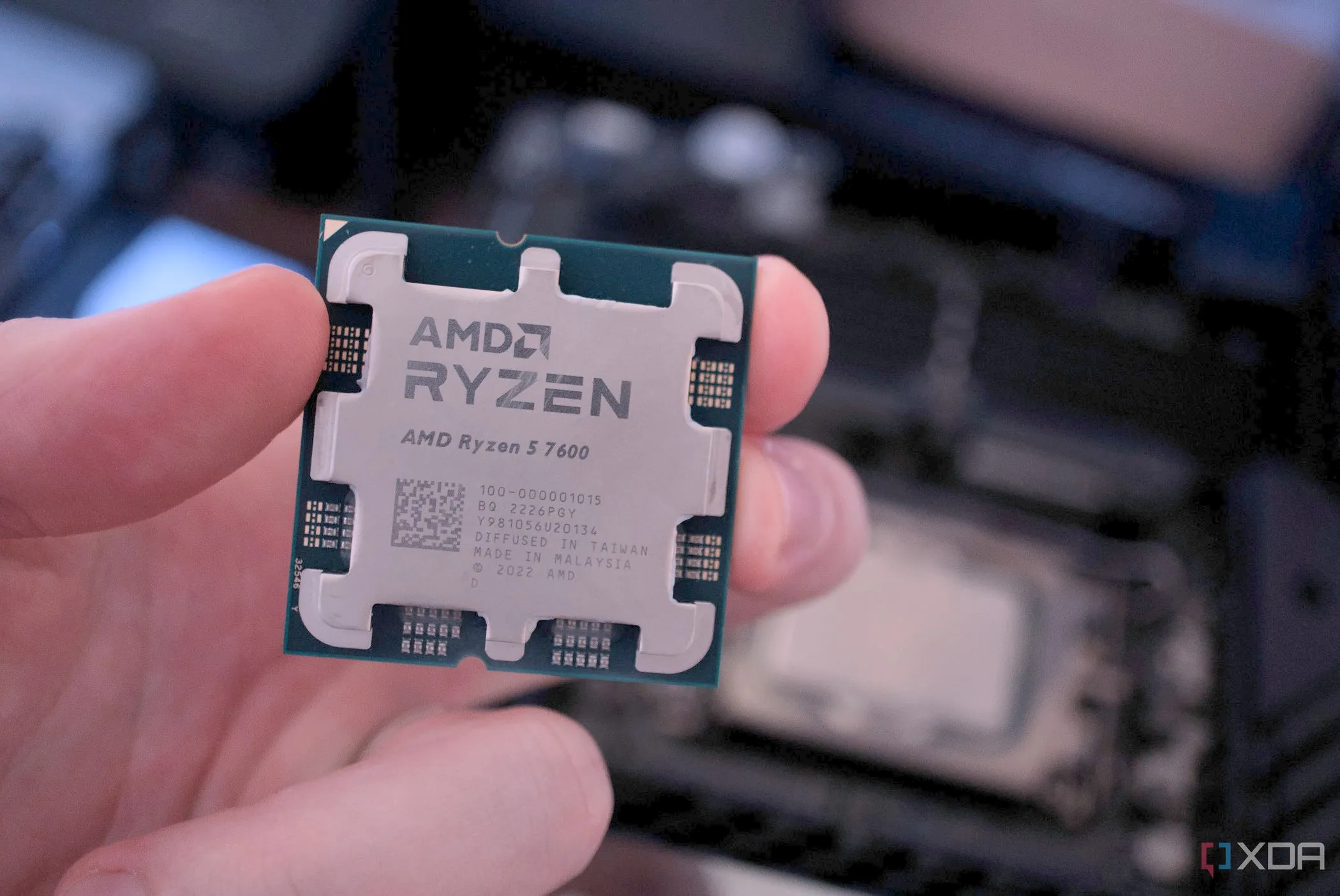 Tay cầm chip AMD Ryzen 7 7700 và CPU Intel, minh họa việc tận dụng linh kiện cũ để xây dựng PC