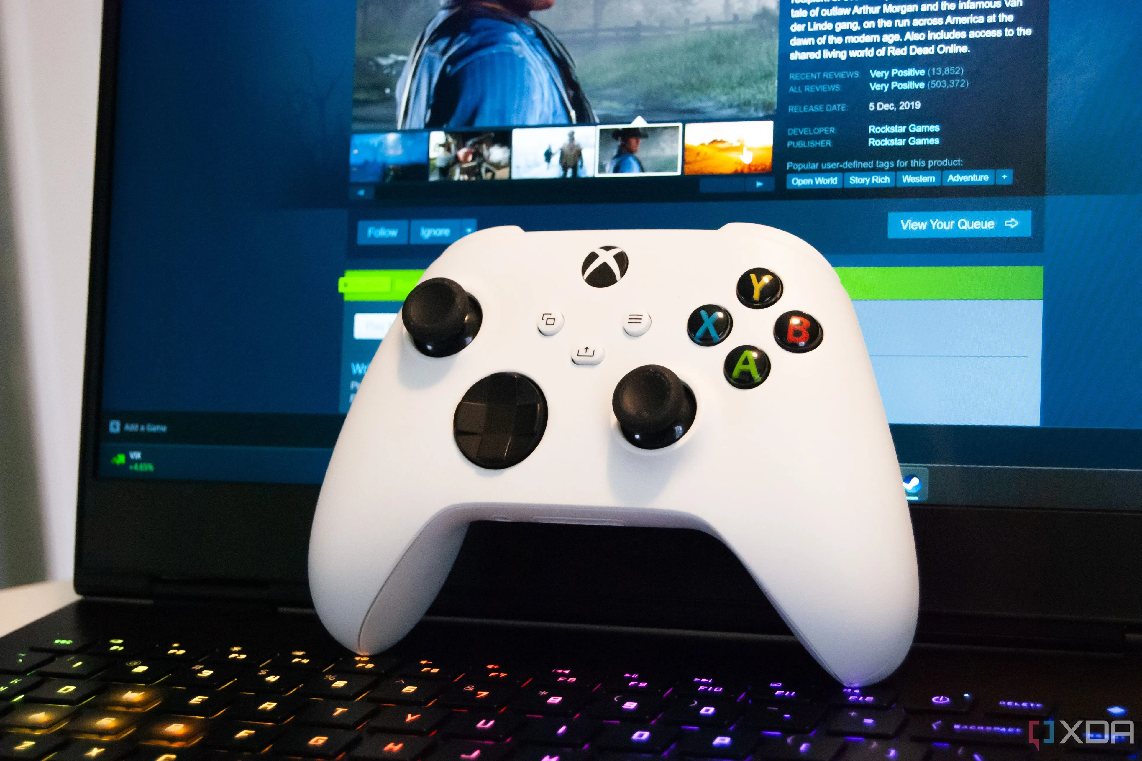 Tay cầm chơi game Xbox Wireless màu trắng, đại diện cho trải nghiệm chơi game của người dùng