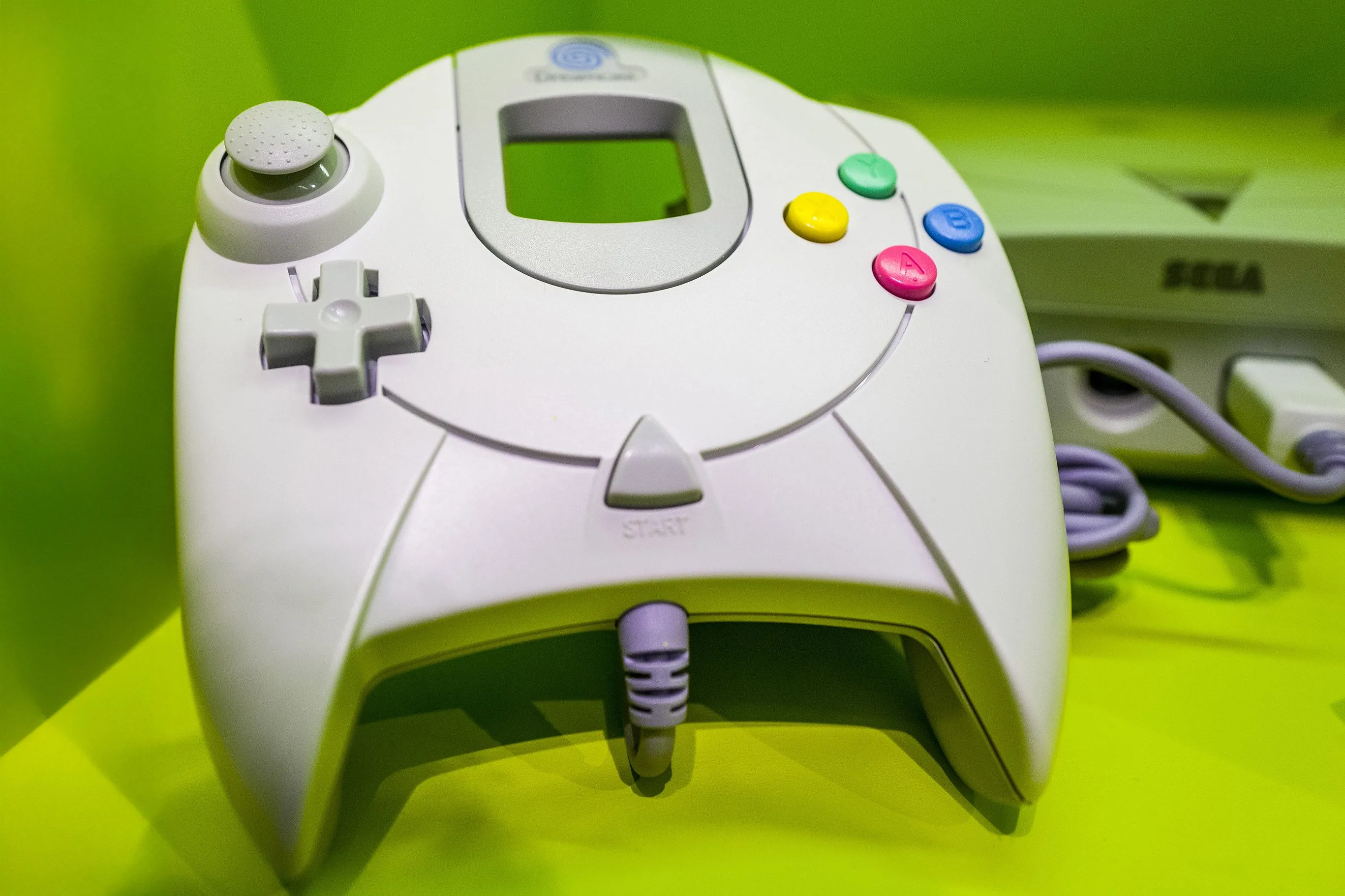 Tay cầm của Sega Dreamcast với màn hình VMU độc đáo, thể hiện sự đổi mới của console này trong kỷ nguyên game