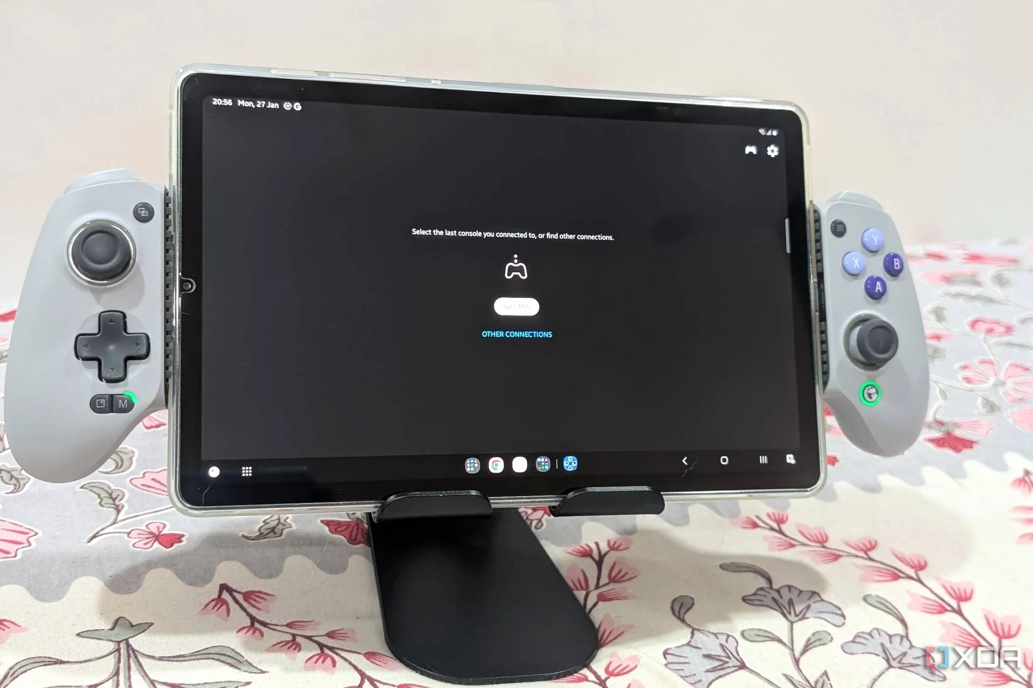 Tay cầm Gamesir Galileo G8 gắn trên Samsung Tab S6 Lite để chơi game di động, giải pháp thay thế PlayStation Portal.