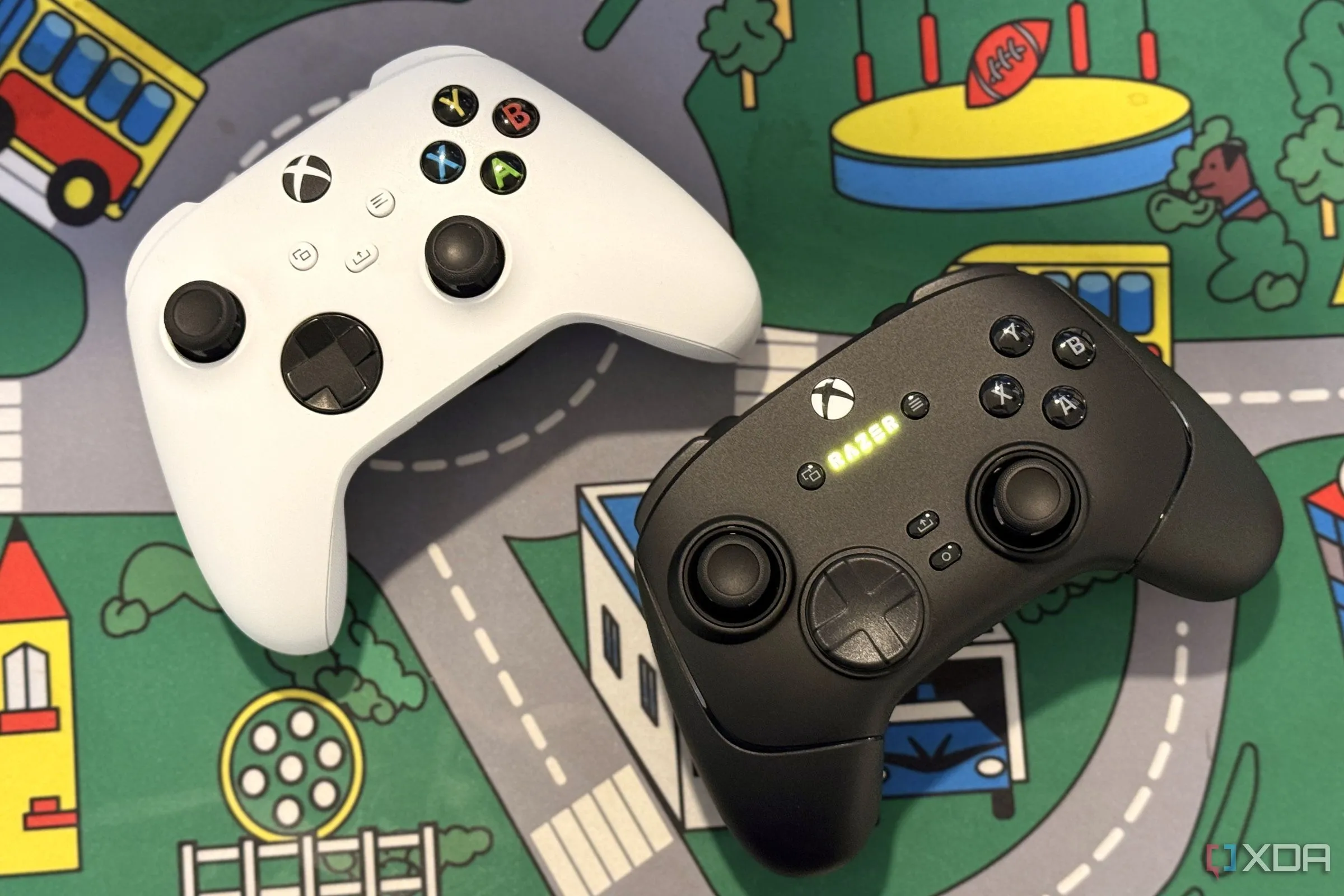 Tay cầm Razer Wolverine V3 Pro và Xbox Controller minh họa trải nghiệm game thủ trên Xbox.