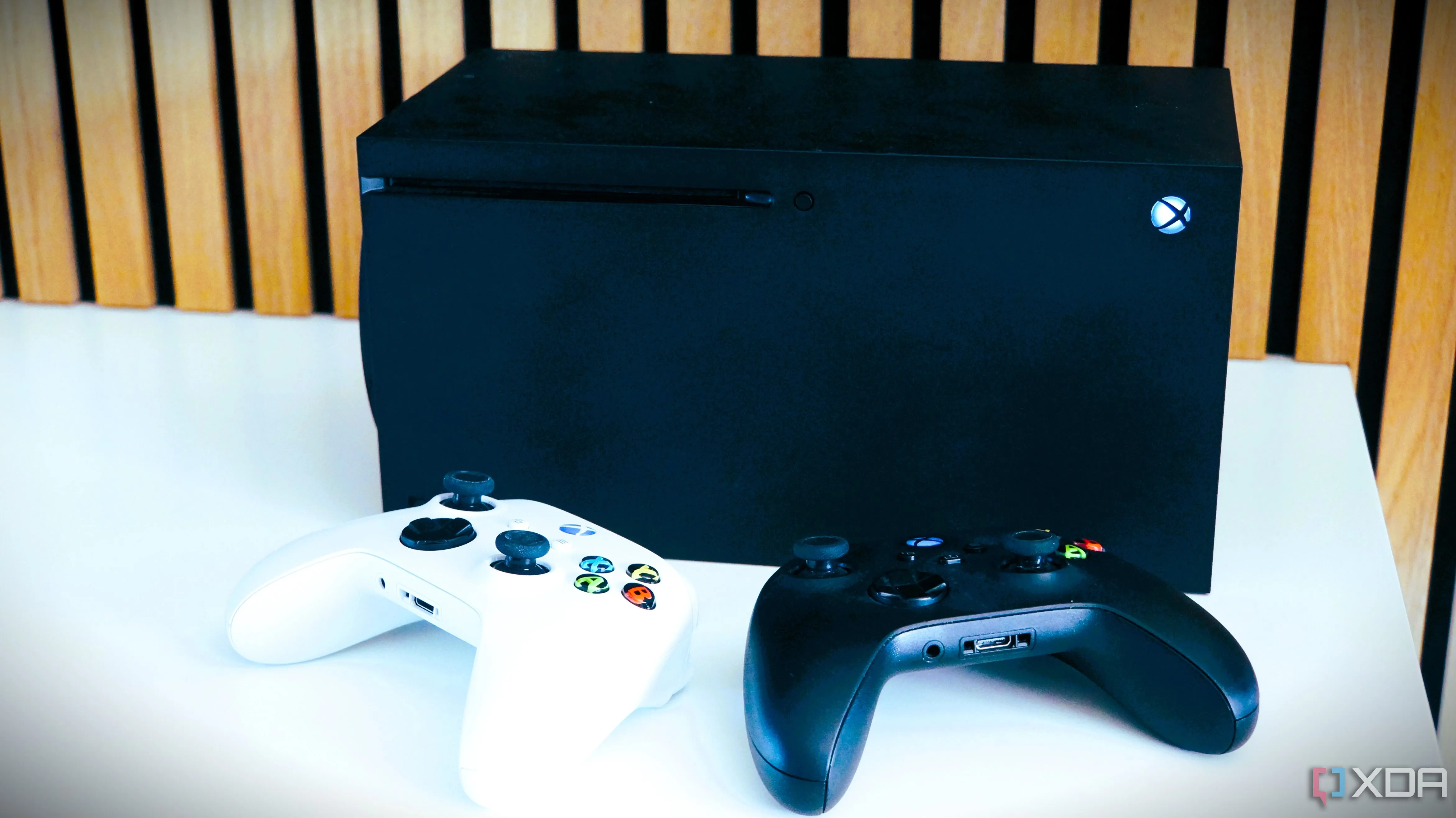 Tay cầm và console Xbox Series X, minh họa cho việc tăng giá phần cứng và game