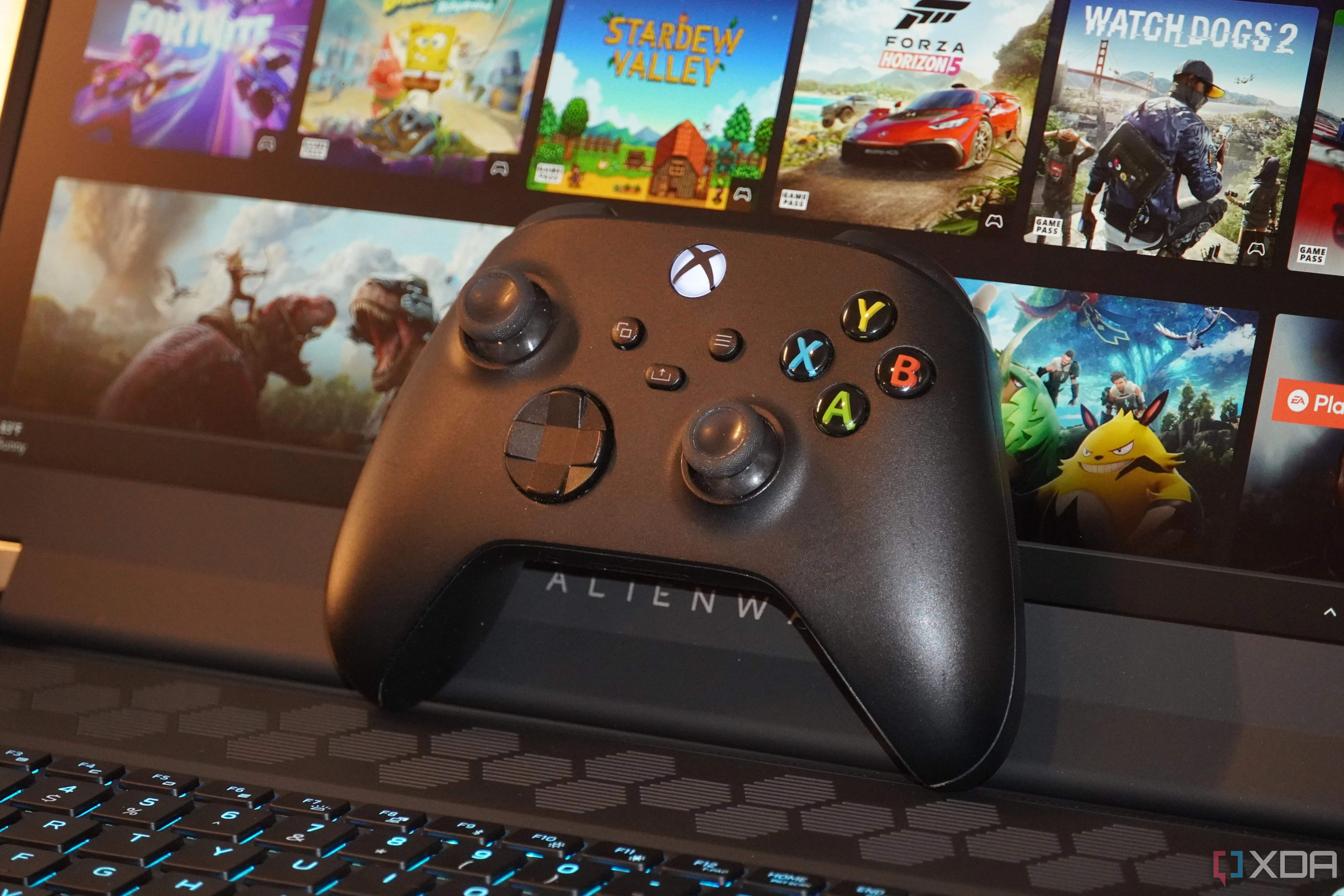 Tay cầm Xbox trên laptop chơi game Alienware, gợi liên tưởng đến việc chơi các tựa game console kinh điển trên nền tảng PC.