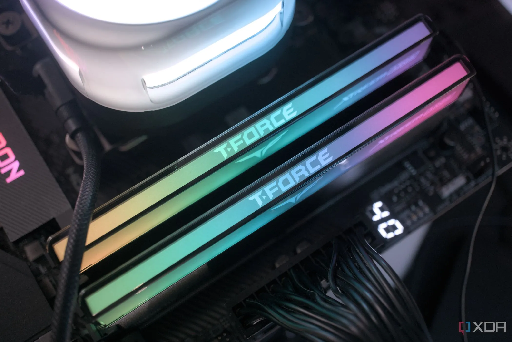 Thanh RAM TeamGroup T-FORCE XTREE ARGB DDR5 được lắp đặt, minh họa thế hệ RAM mới