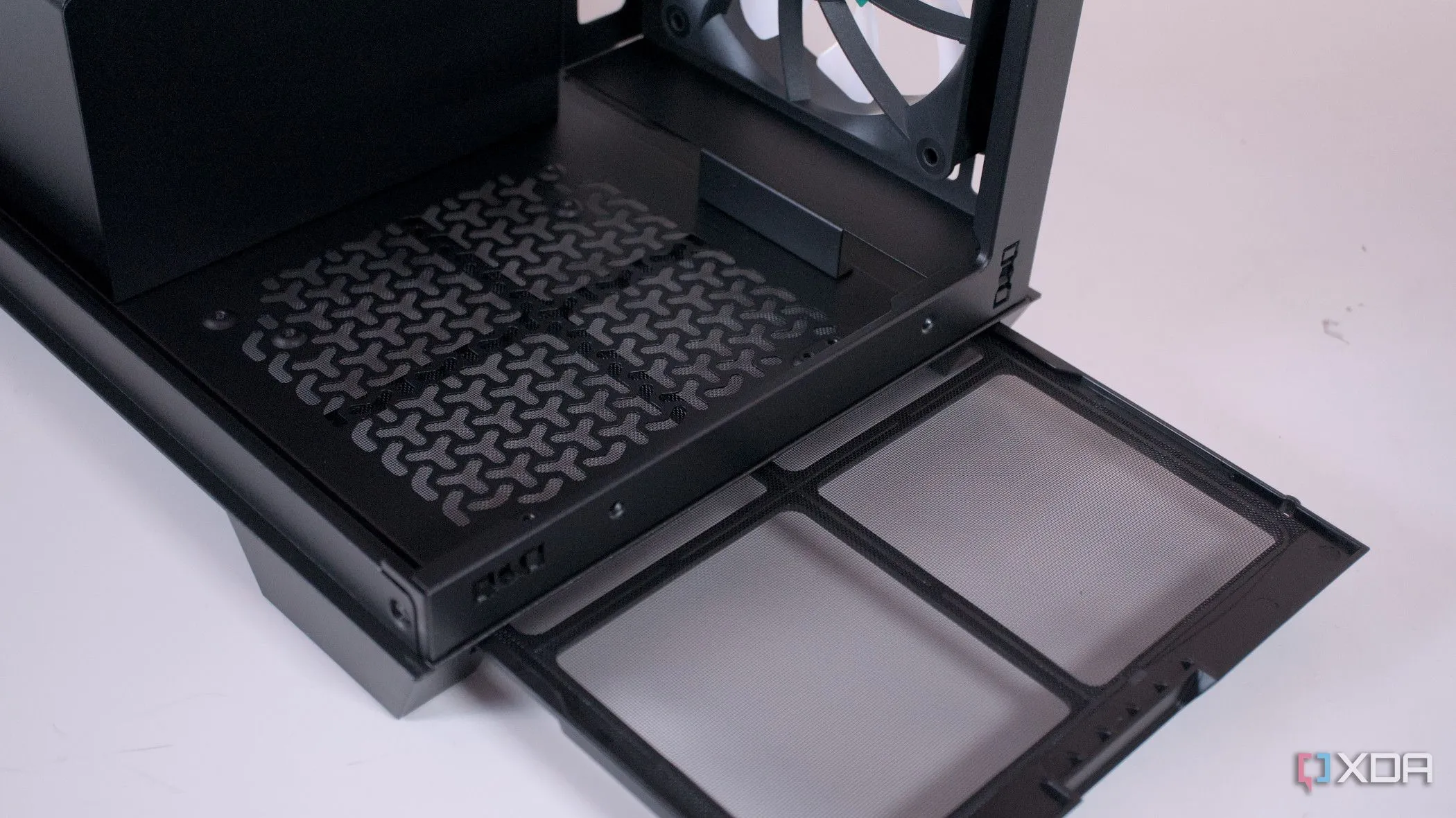 Tháo bộ lọc bụi đáy của vỏ case Corsair 3500X ARGB, một bước quan trọng để giữ máy tính sạch sẽ và mát mẻ