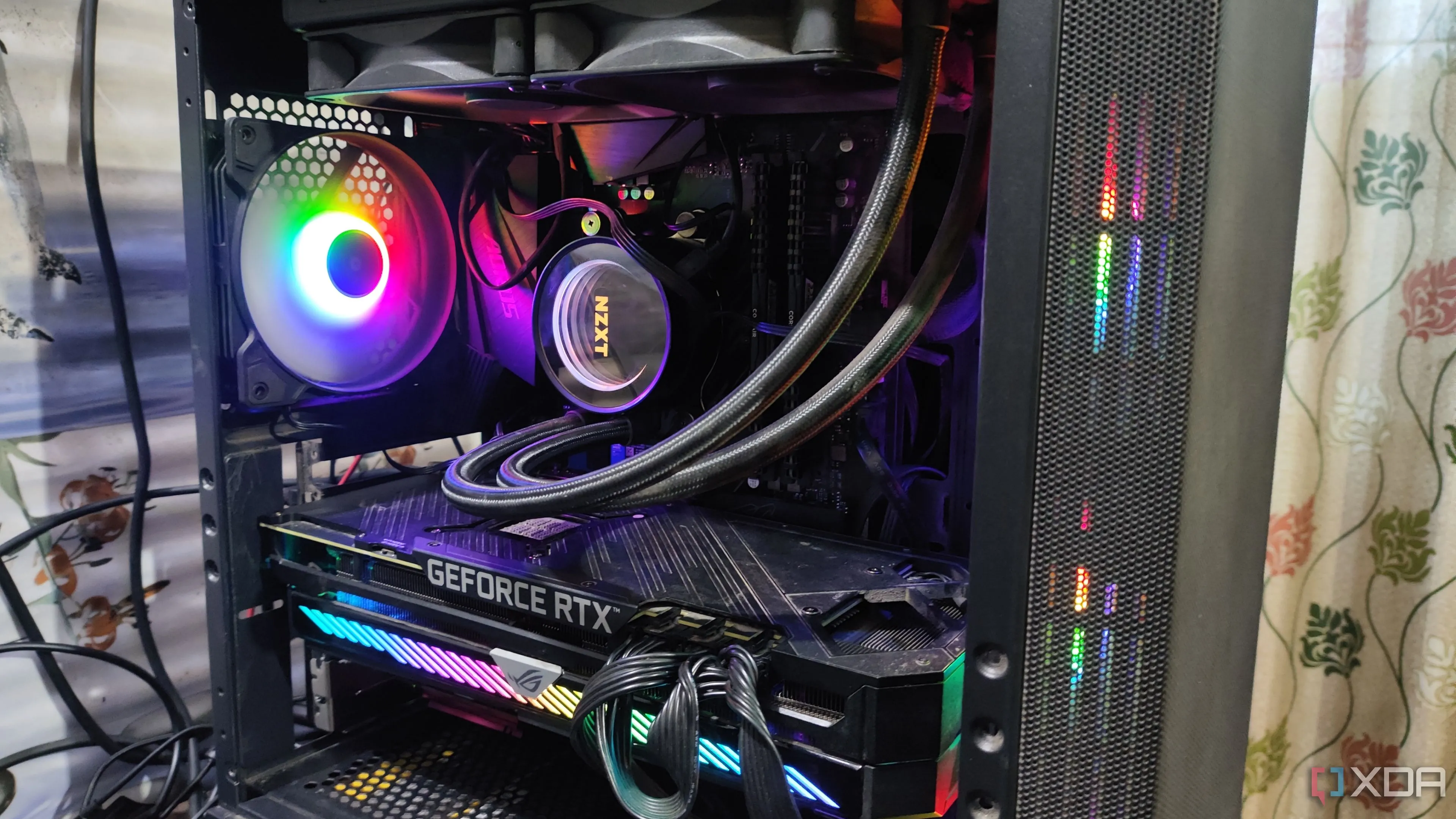 Tháp máy tính PC hiệu năng cao với card đồ họa RTX và tản nhiệt nước AIO