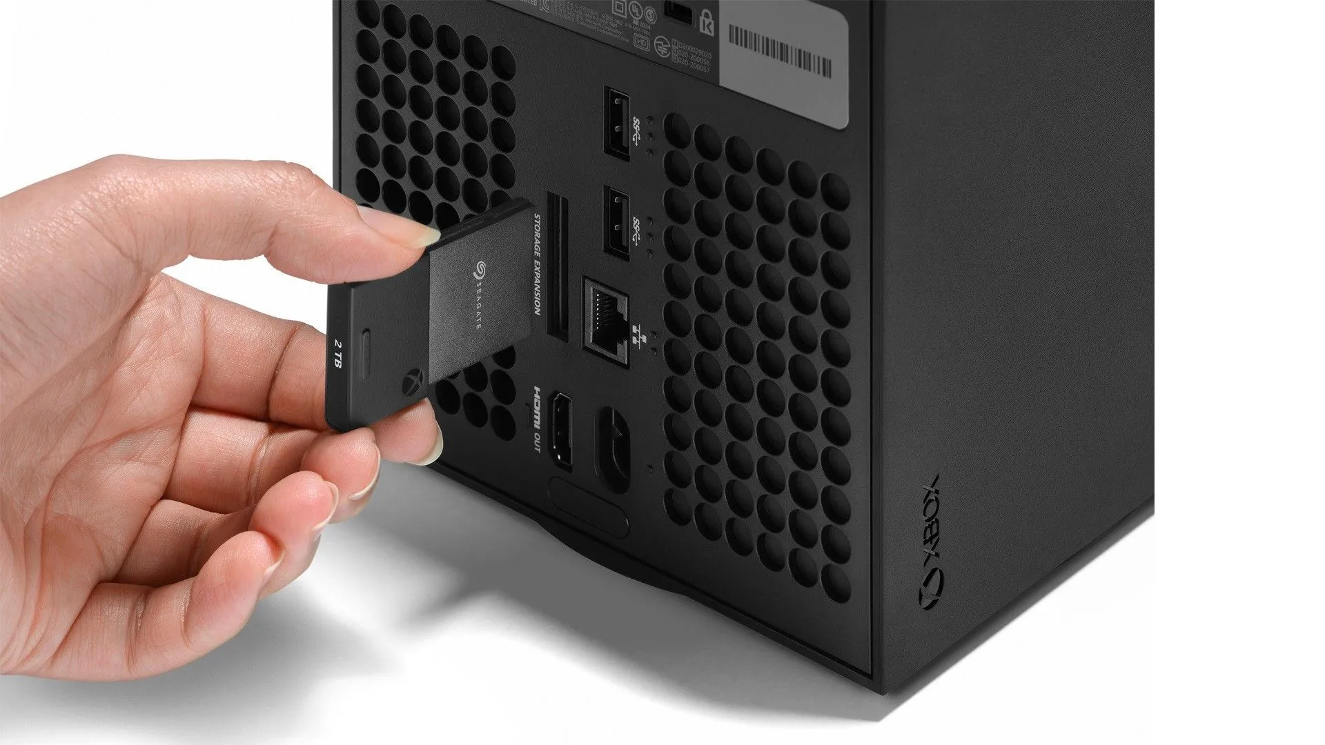 Thẻ mở rộng SSD độc quyền được cắm vào phía sau console Xbox Series X