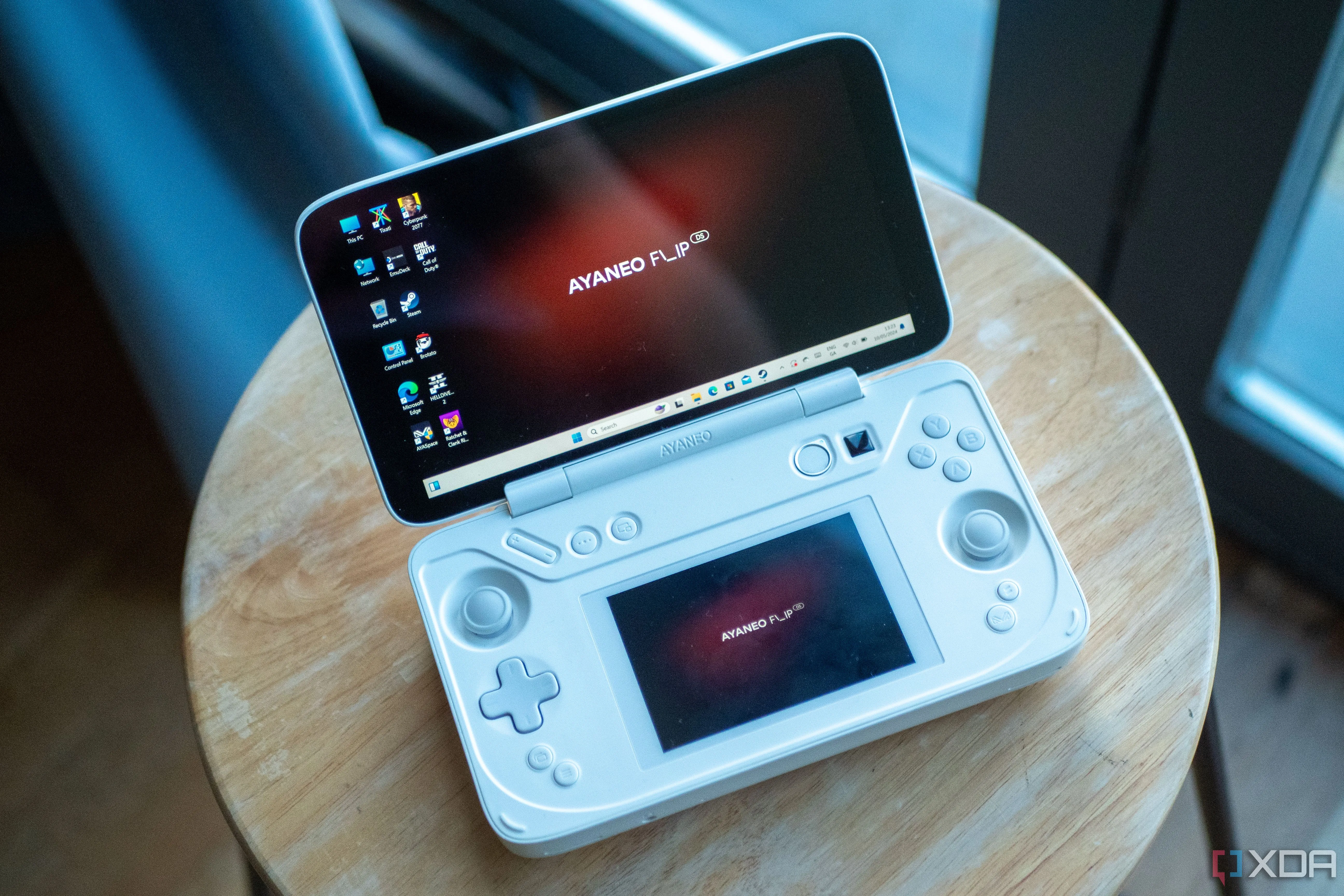 Thiết bị chơi game cầm tay Ayaneo Flip DS với thiết kế màn hình kép bị ngừng sản xuất
