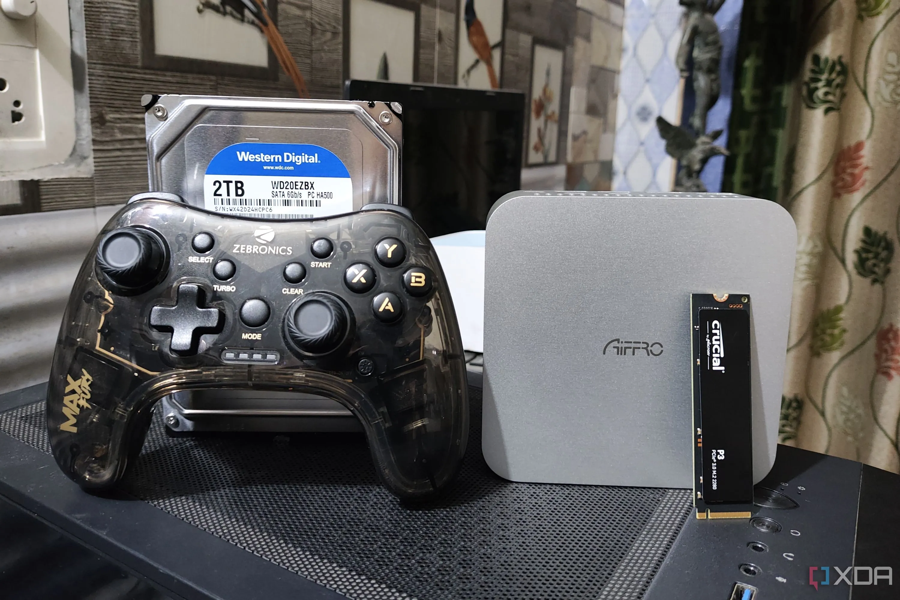 Thiết bị NAS Aiffro K100 kèm theo ổ cứng HDD, SSD và bộ điều khiển game