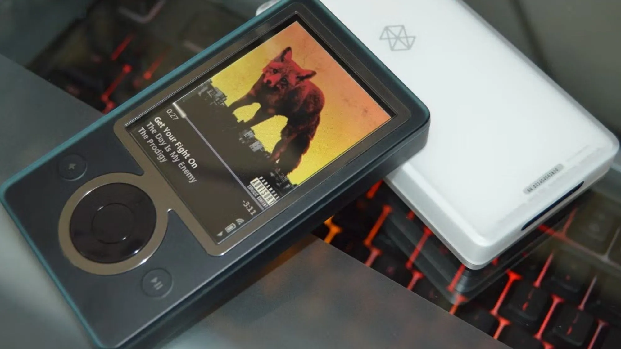 Thiết bị nghe nhạc Zune 30 đang hiển thị giao diện phát nhạc, biểu tượng cho kỷ nguyên giải trí cũ của Microsoft