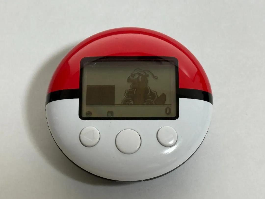 Thiết bị PokeWalker với hình ảnh Pokémon Dragonite, biểu tượng của khả năng theo dõi bước chân và tương tác game.