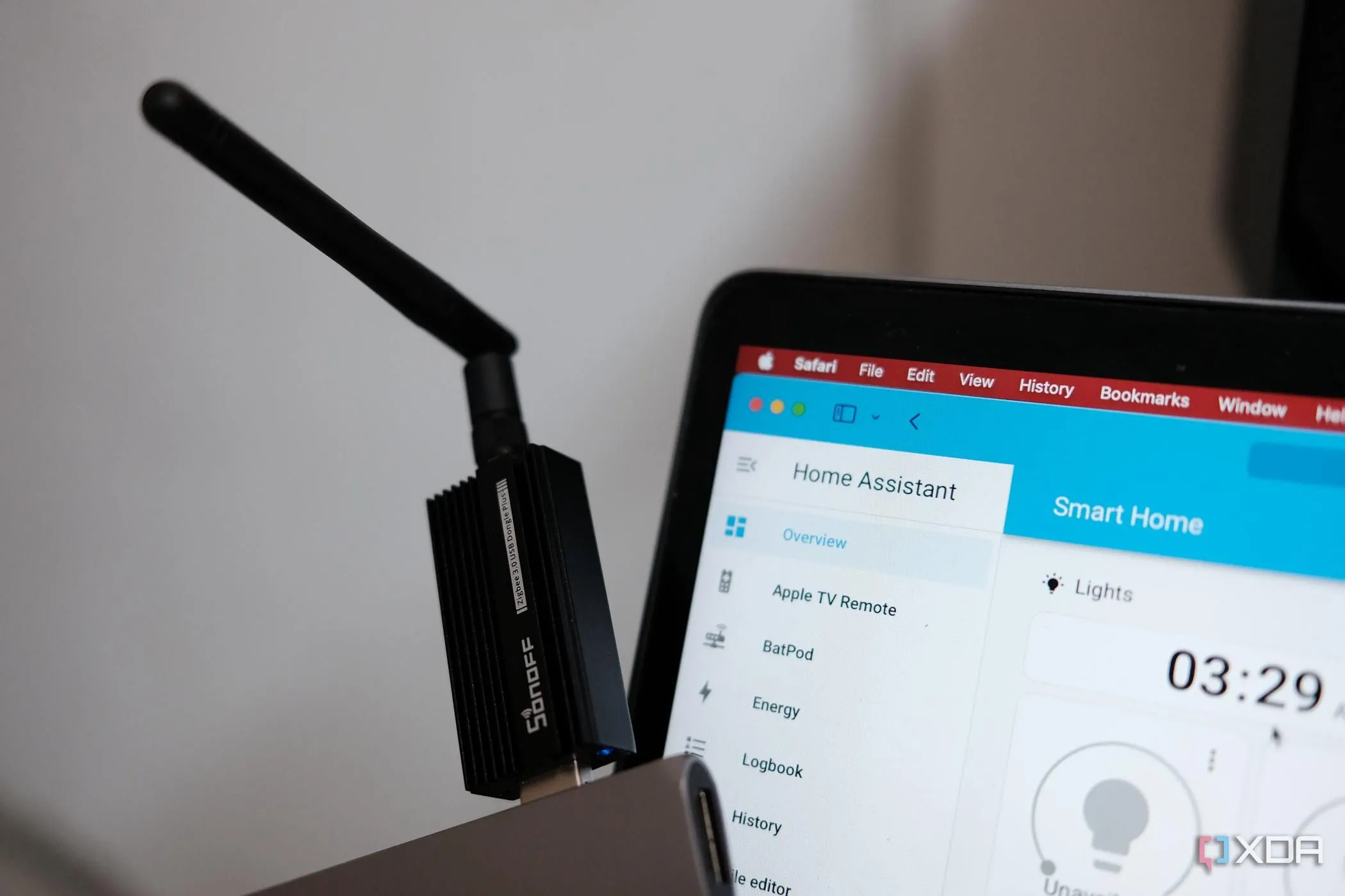 Thiết bị Sonoff Zigbee trước màn hình Home Assistant trên MacBook, minh họa việc quản lý thiết bị nhà thông minh