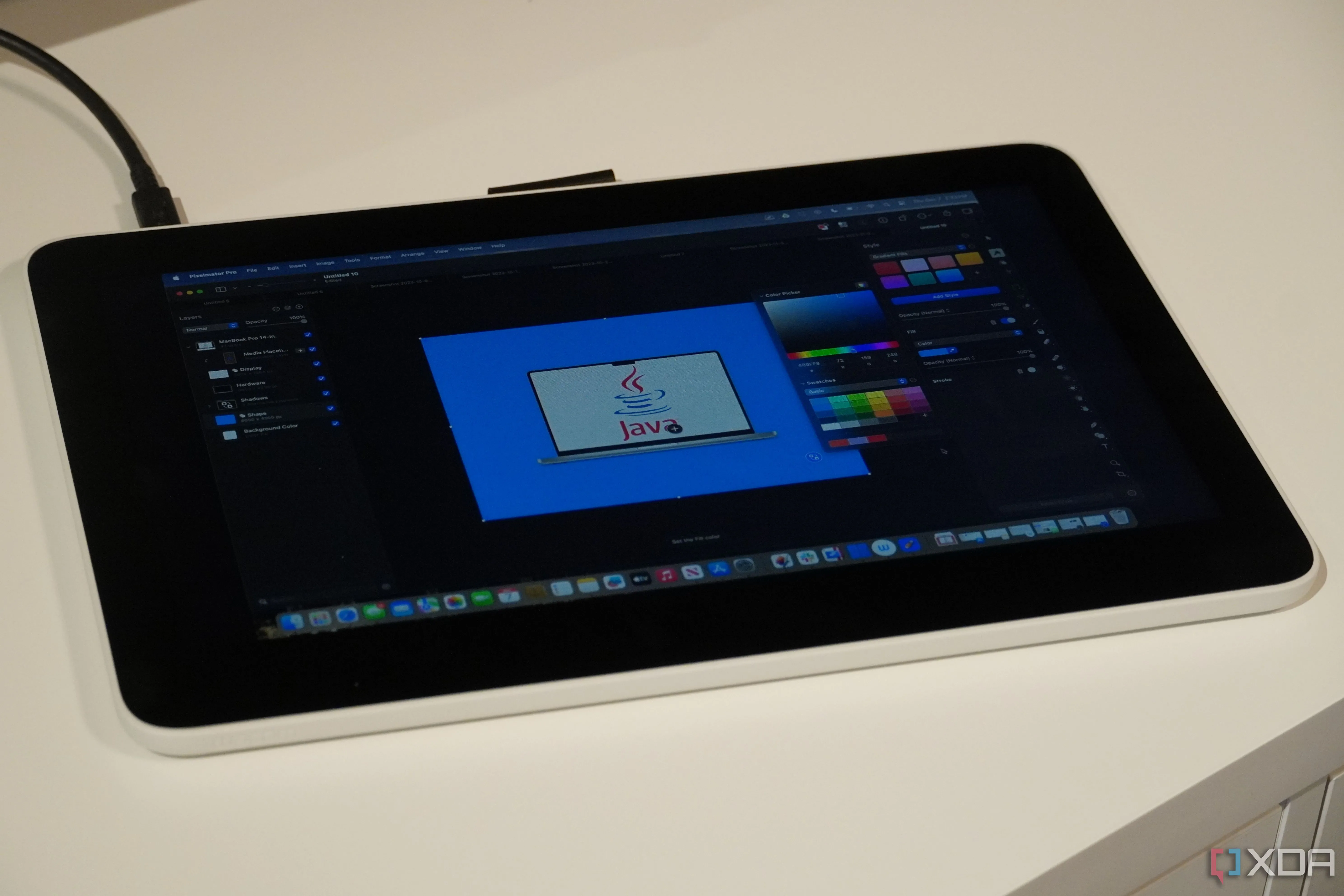 Thiết bị Wacom One hiển thị phần mềm chỉnh sửa đồ họa, gợi ý cho việc thiết kế 3D
